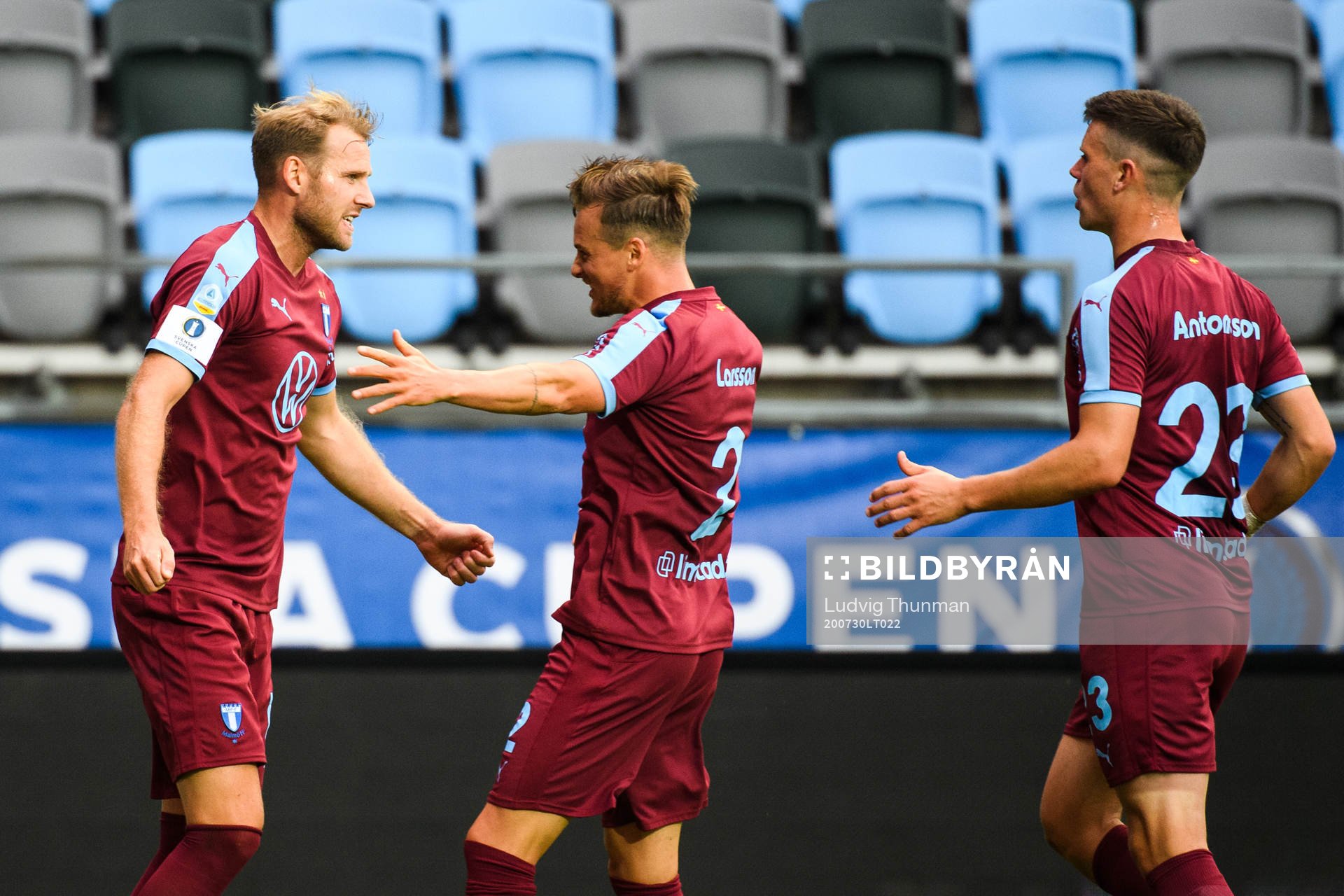 Malmö FFs Ola Toivonen jublar med Eric Larsson och Marcus
