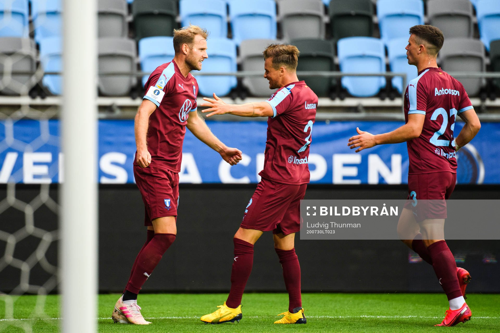 Malmö FFs Ola Toivonen jublar med Eric Larsson och Marcus