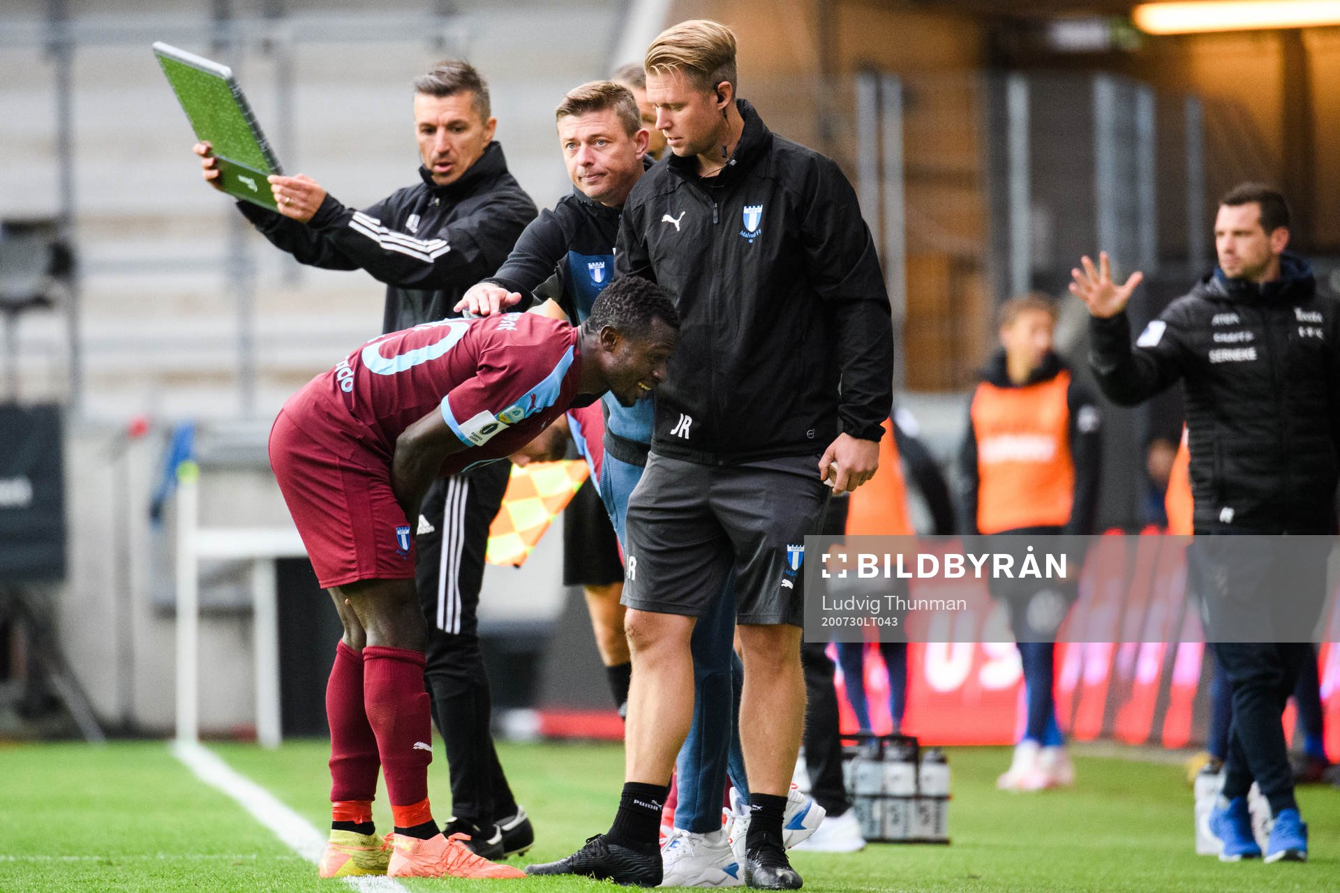 Malmö FFs Bonke Innocent lämnar planen