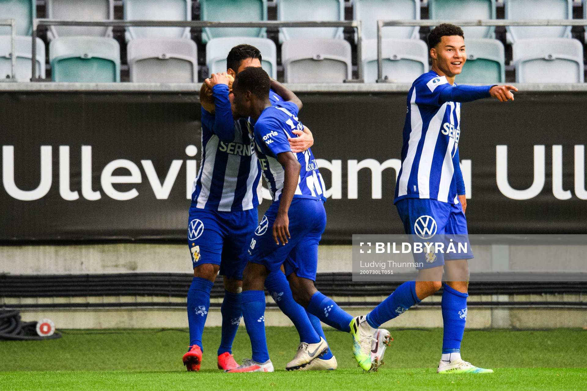 IFK Göteborgs spelare jublar med Alexander Farnerud