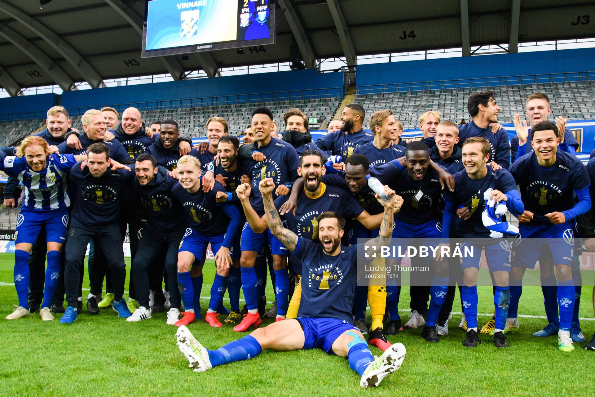 IFK Göteborgs spelare jublar med Mattias Bjärsmyr