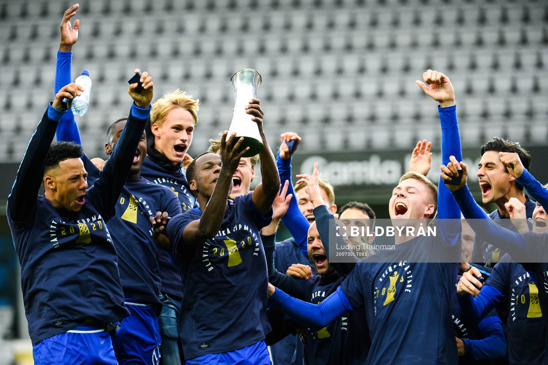 IFK Göteborgs Alhassan Yusuf Abdullahi jubla med pokalen