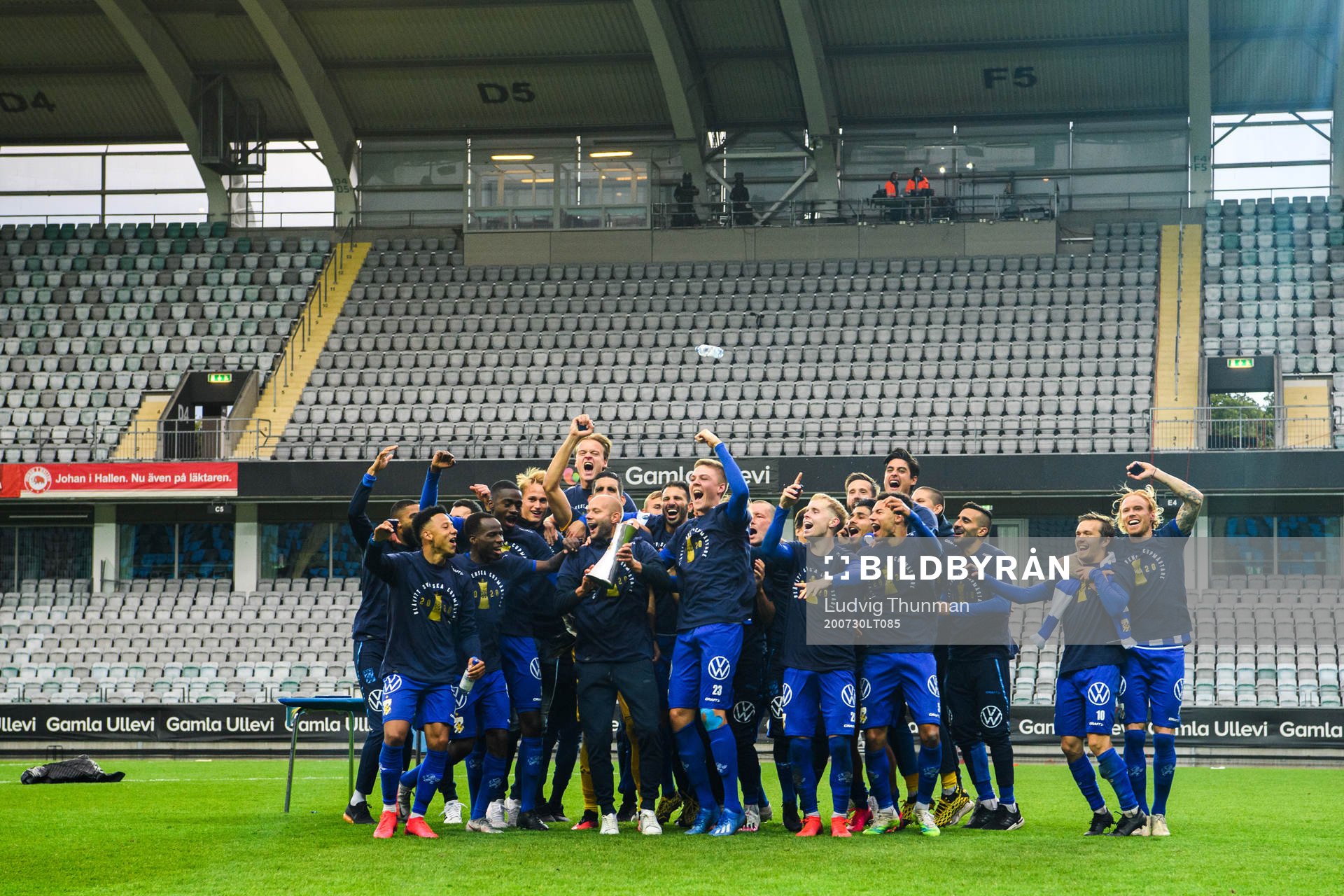 IFK Göteborgs spelare jublar med pokalen