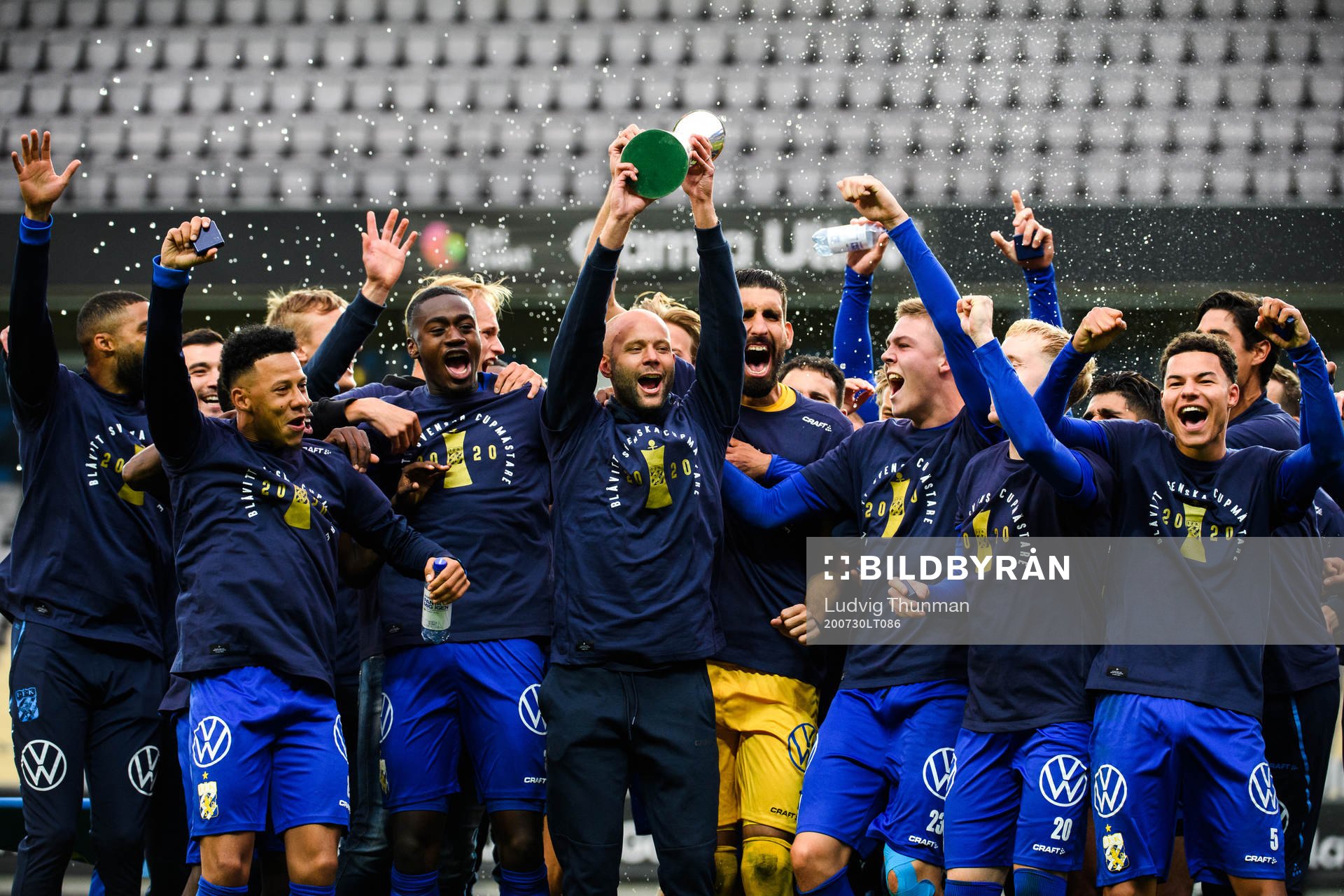 IFK Göteborgs Robin Söder jublar med pokalen