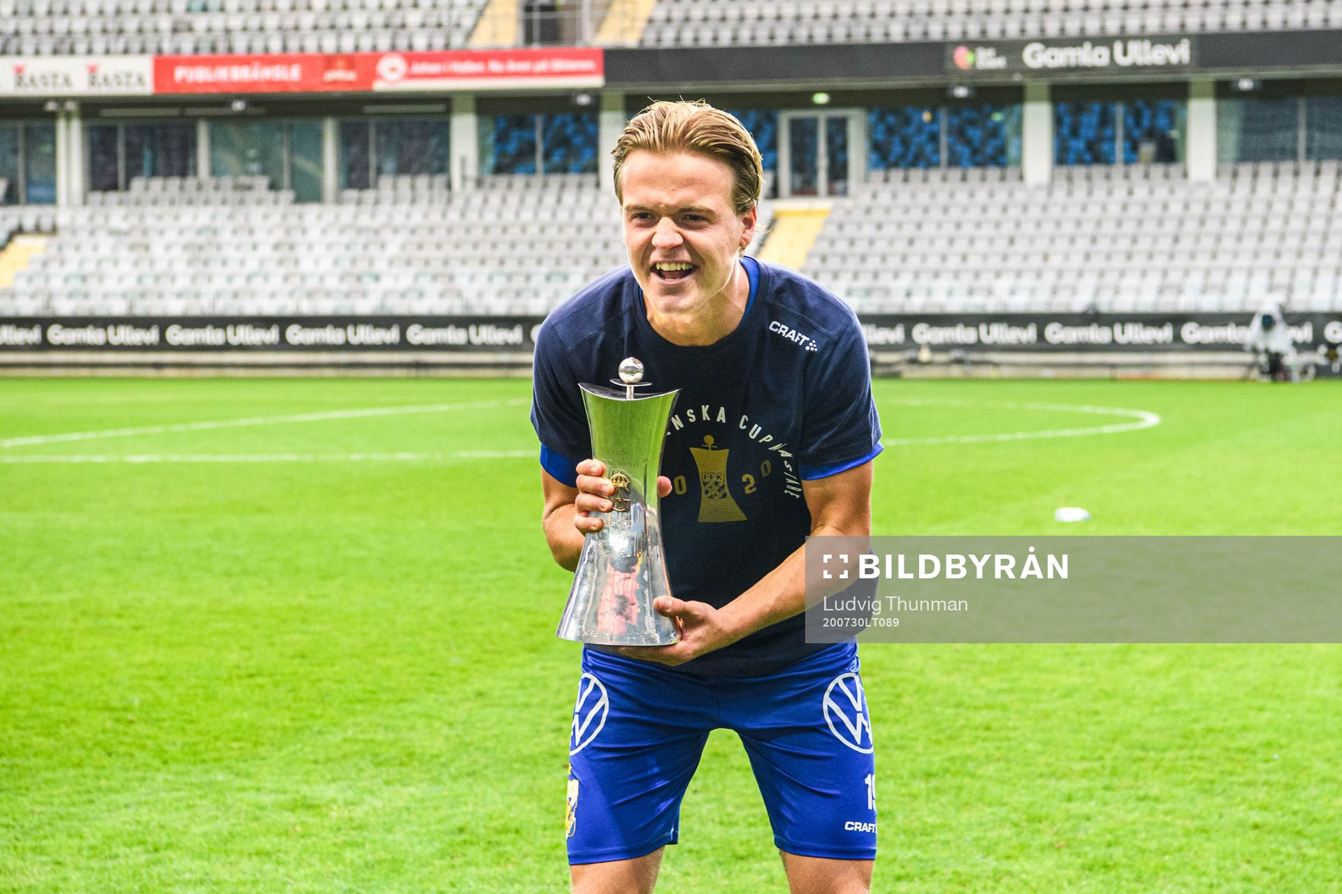 IFK Göteborgs August Erlingmark jublar med pokalen