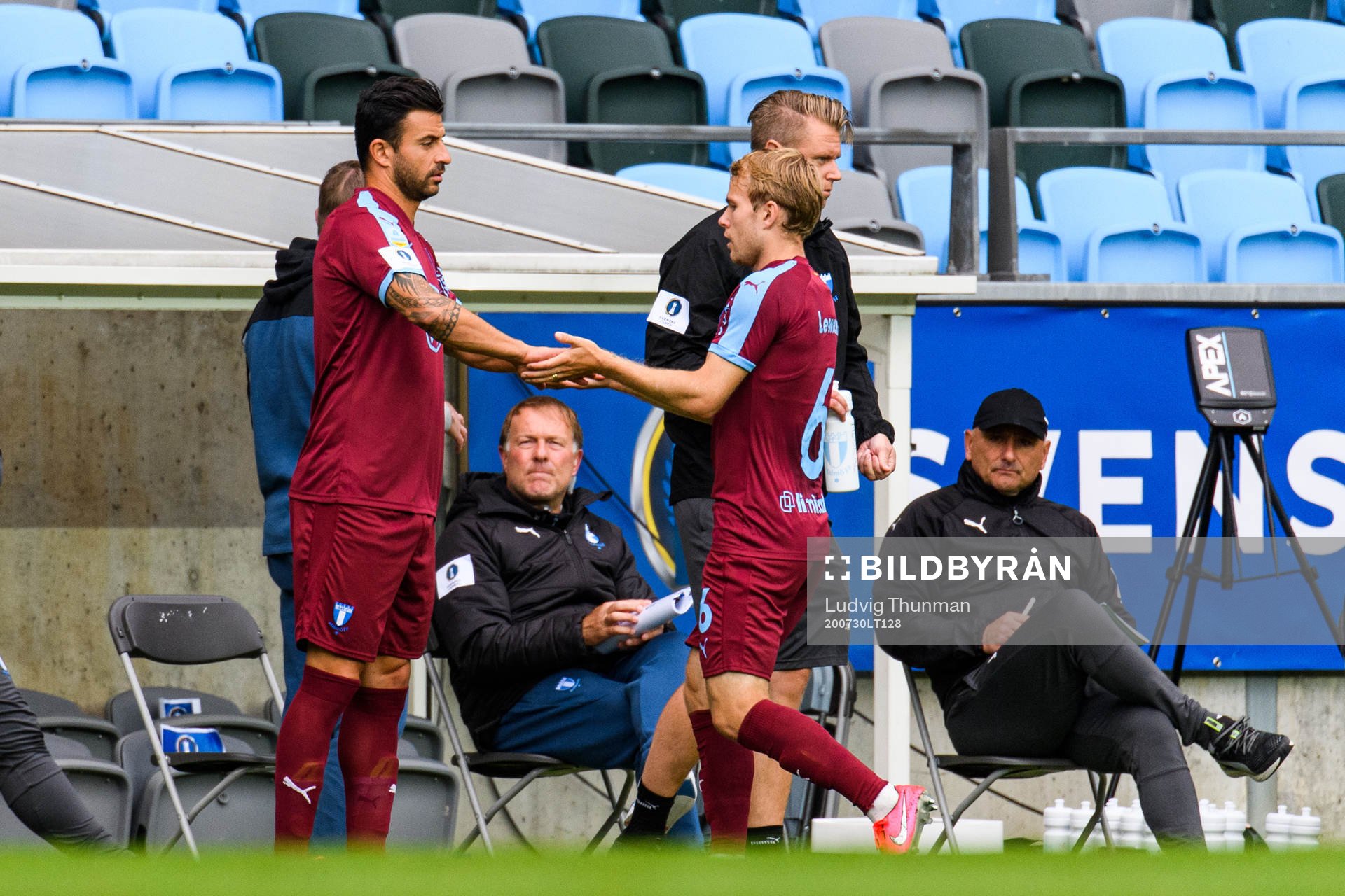 Malmö FFs Behrang Safari byter av Oscar Lewicki
