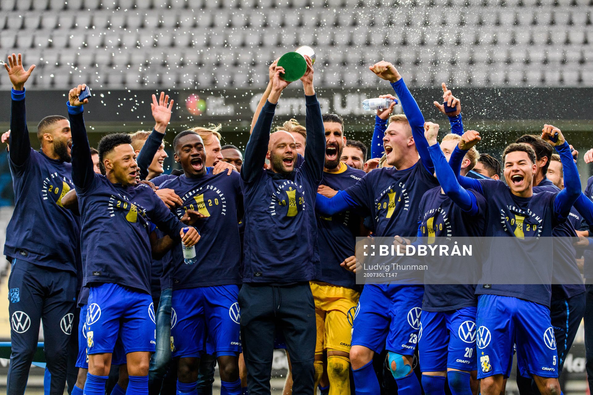 IFK Göteborgs Robin Söder lyfter pokalen med lagkamraterna