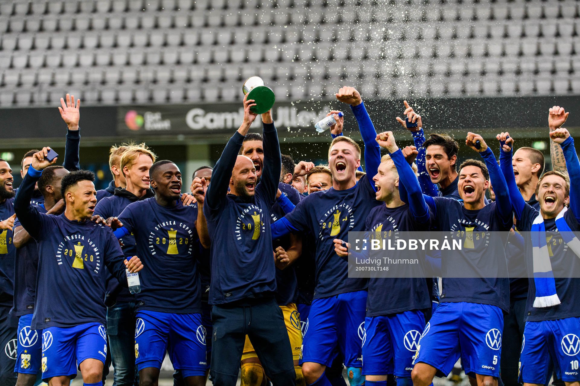 IFK Göteborgs Robin Söder lyfter pokalen med lagkamraterna