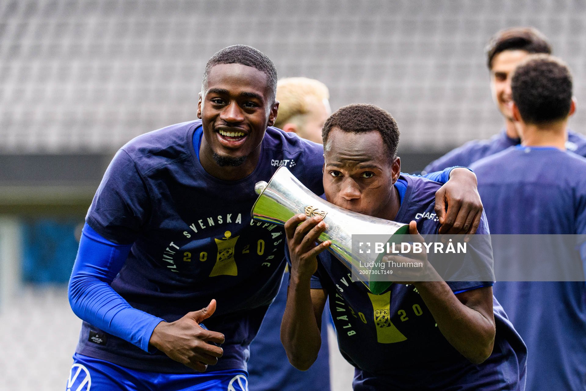 IFK Göteborgs Alhassan Yusuf Abdullahi jublar med pokalen