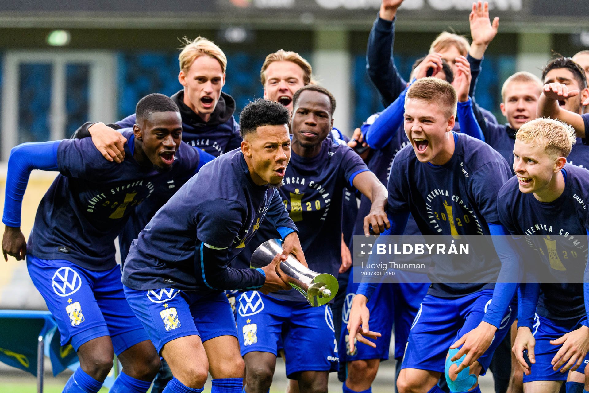 IFK Göteborgs Tobias Sana lyfter pokalen med lagkamraterna