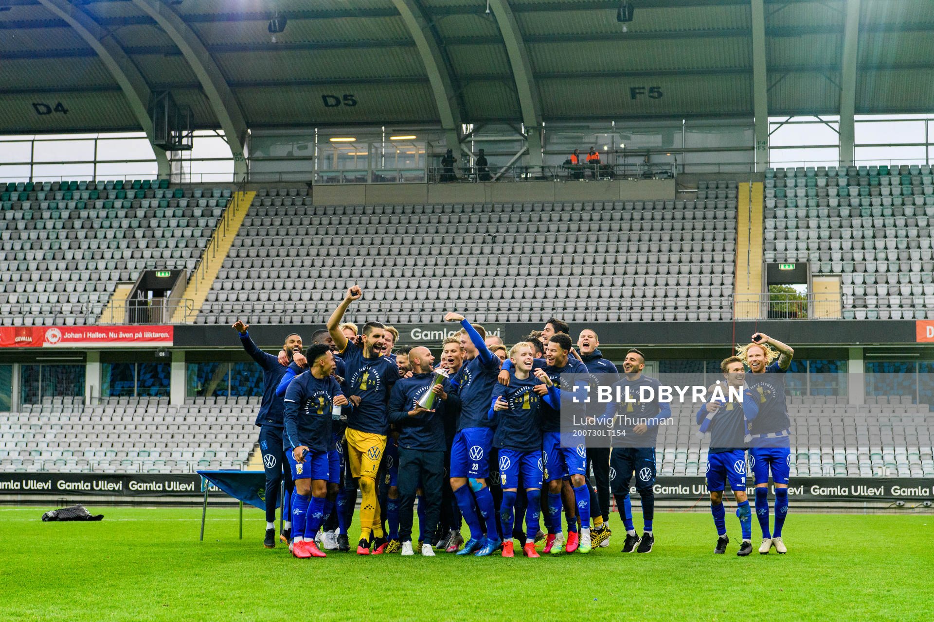IFK Göteborgs spelare jublar med pokalen