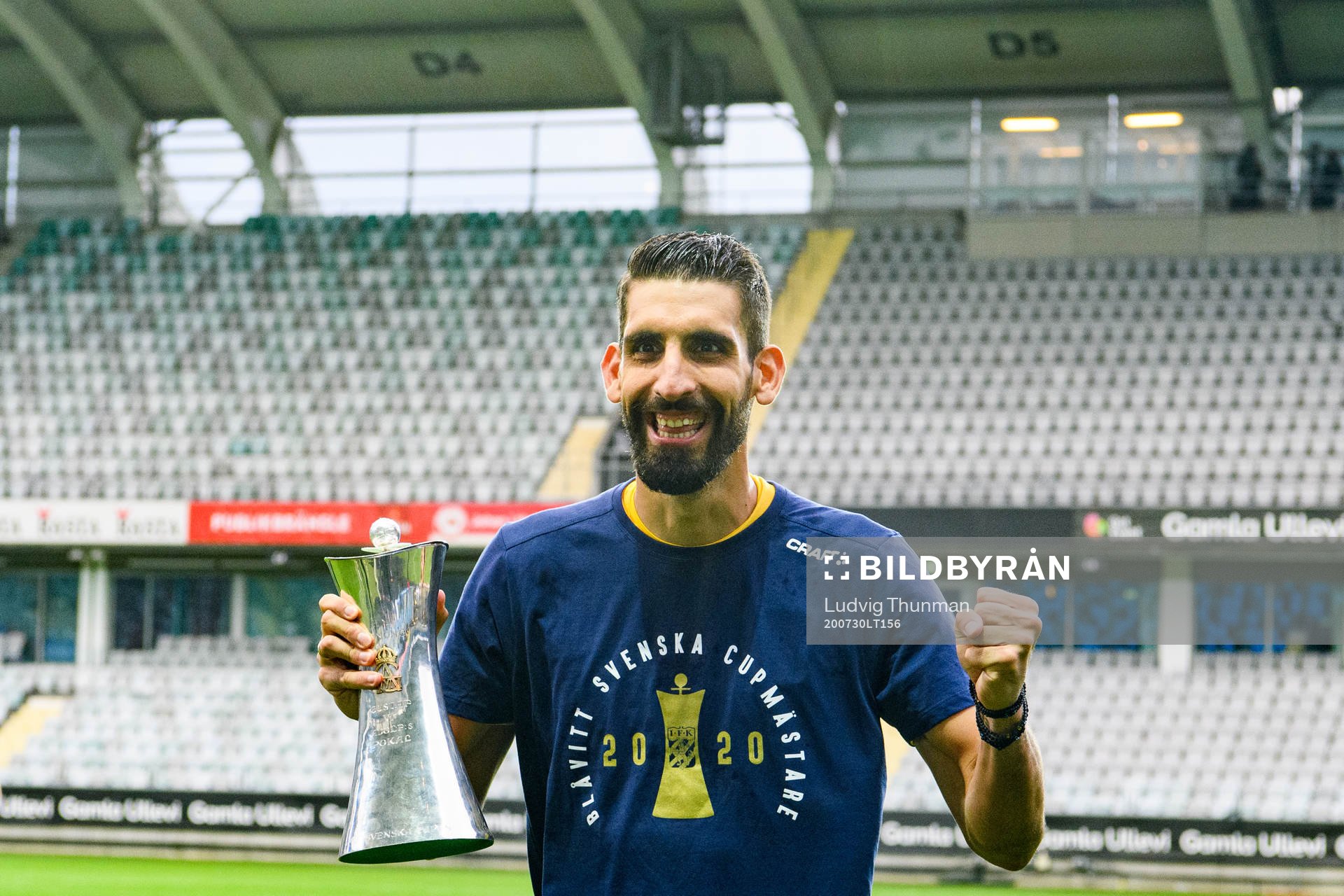 IFK Göteborgs målvakt Ioannis Anestis jublar med pokalen