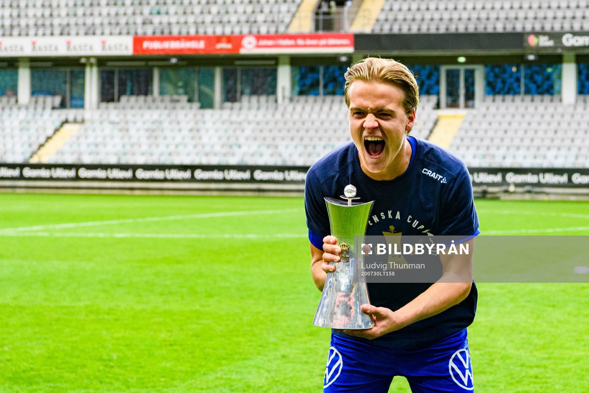 IFK Göteborgs August Erlingmark jublar med pokalen