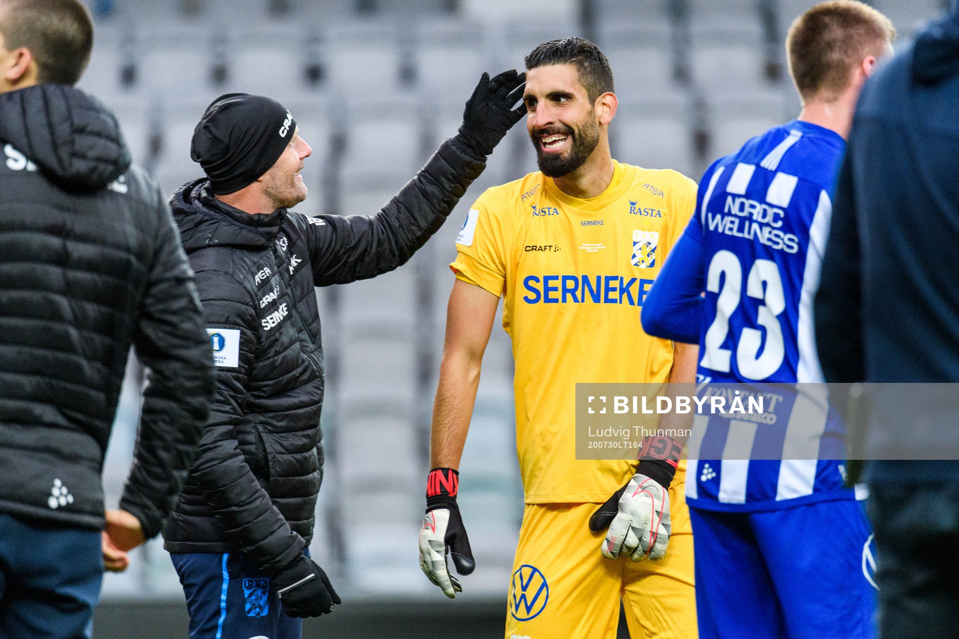 FK Göteborgs målvaktstränare Stefan Remnér jublar med målvakt Ioannis Anestis efter finalen i Svenska Cupen i fotboll mellan IFK Göteborg och Malmö FF den 30 juli 2020 i Göteborg.