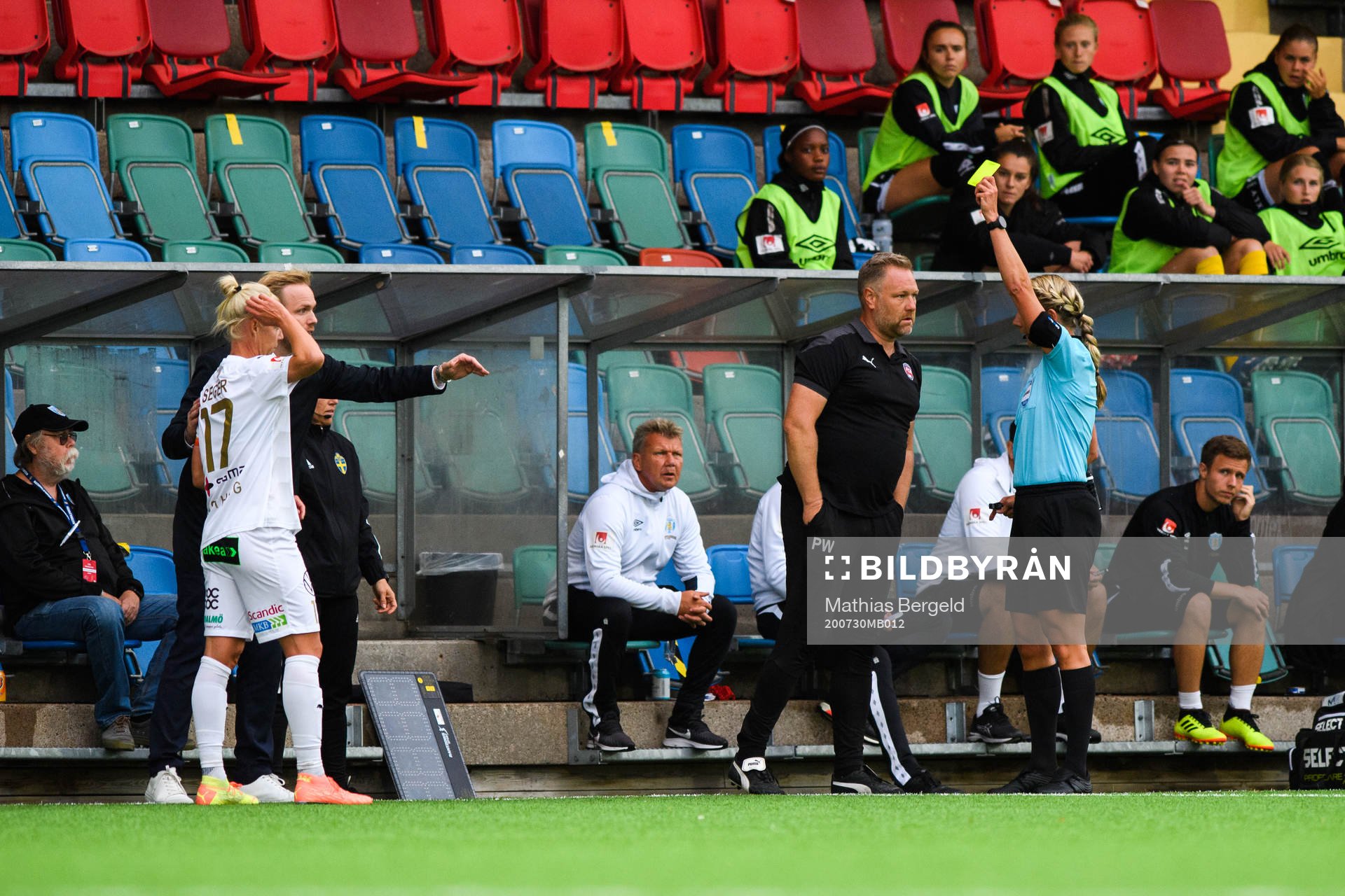 Domare Tess Olofsson med en varning