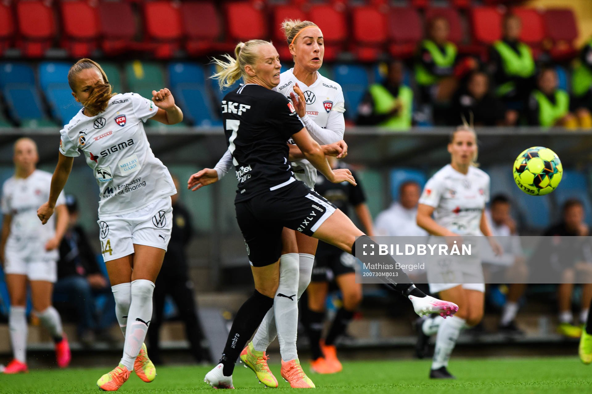 Göteborgs Stina Blackstenius i en kamp mot Rosengårds Malin Levenstad och Sanne Troelsgaard under fotbollsmatchen i Damallsvenskan mellan Kopparbergs/Göteborg och FC Rosengård den 30 juli 2020 i Göteborg.