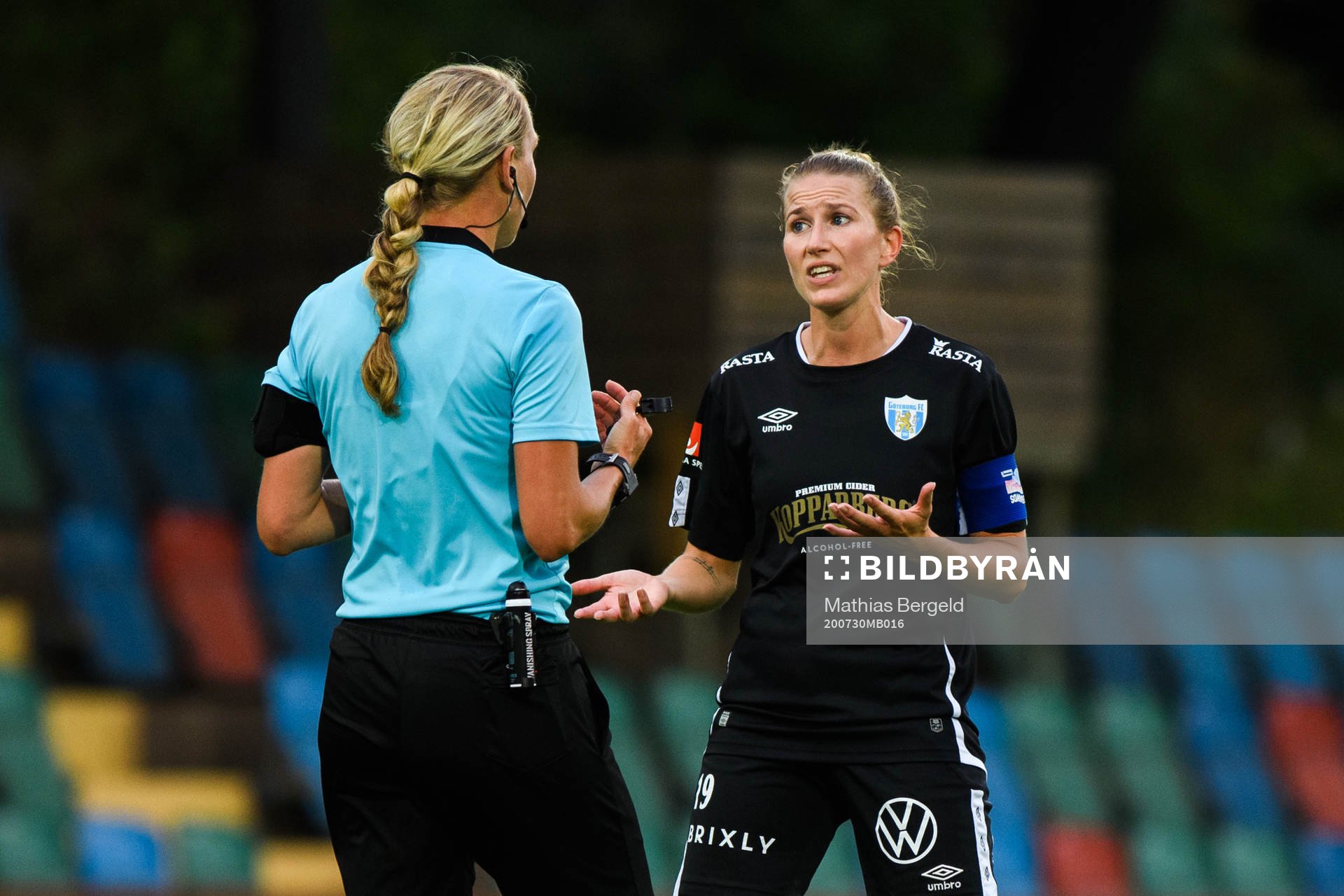 Göteborgs Emma Berglund och domare Tess Olofsson