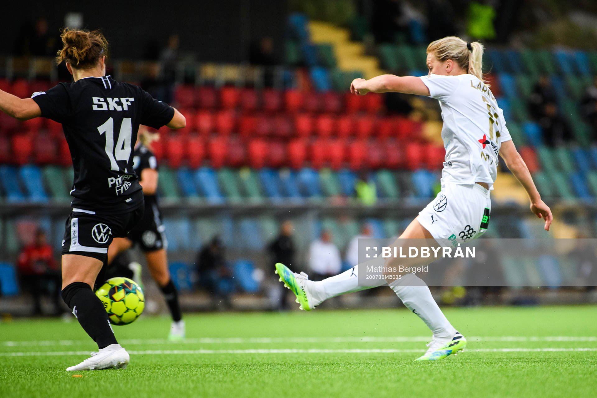 Rosengårds Mimmi Larsson gör 1-1 under fotbollsmatchen i Damallsvenskan mellan Kopparbergs/Göteborg och FC Rosengård den 30 juli 2020 i Göteborg.