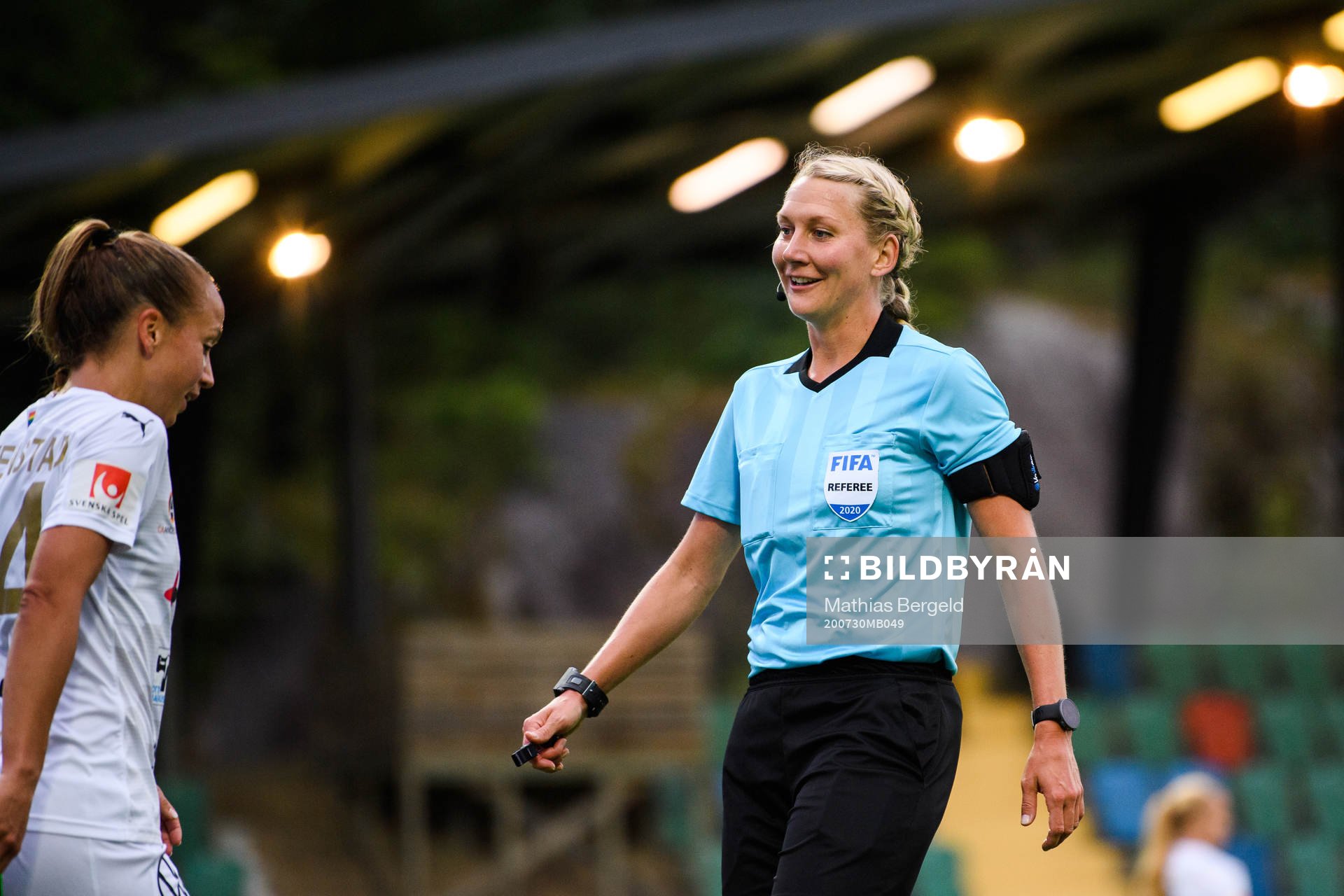Domare Tess Olofsson underr  fotbollsmatchen i
