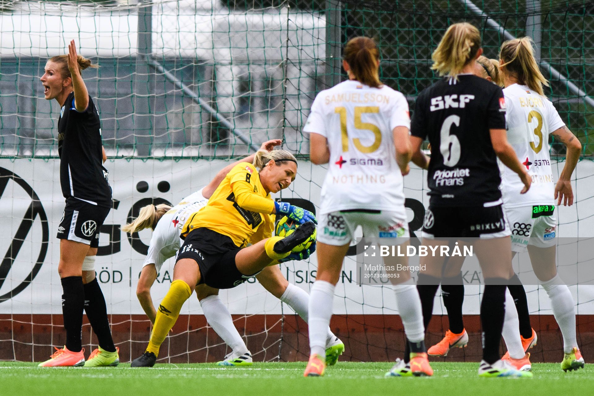 Göteborgs målvakt Jennifer Falk och Emma Berglund