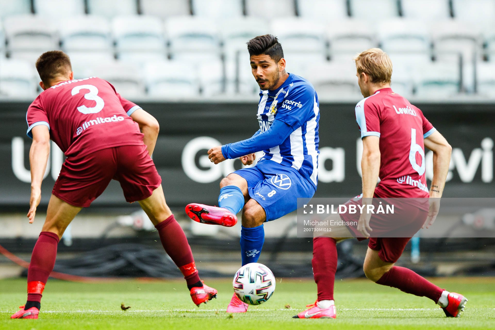 Malmö FFs Jonas Knudsen och Oscar Lewicki försvarar mot