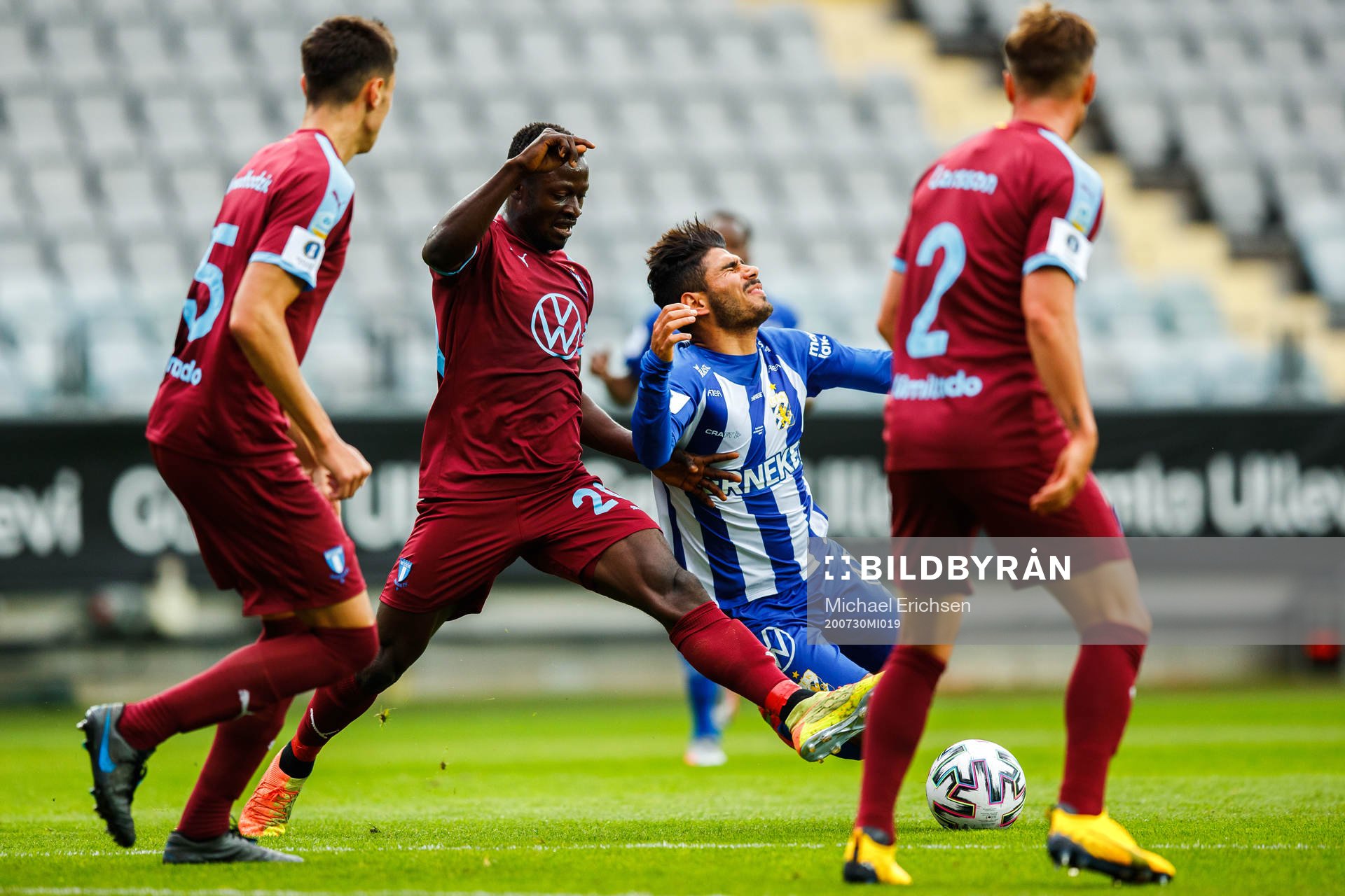 Malmö FFs Bonke Innocent och IFK Göteborgs Hosam Aiesh