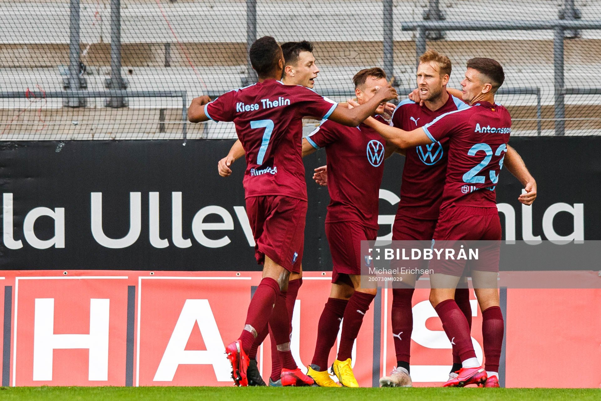 Malmö FFs Ola Toivonen jublar med lagkamratern