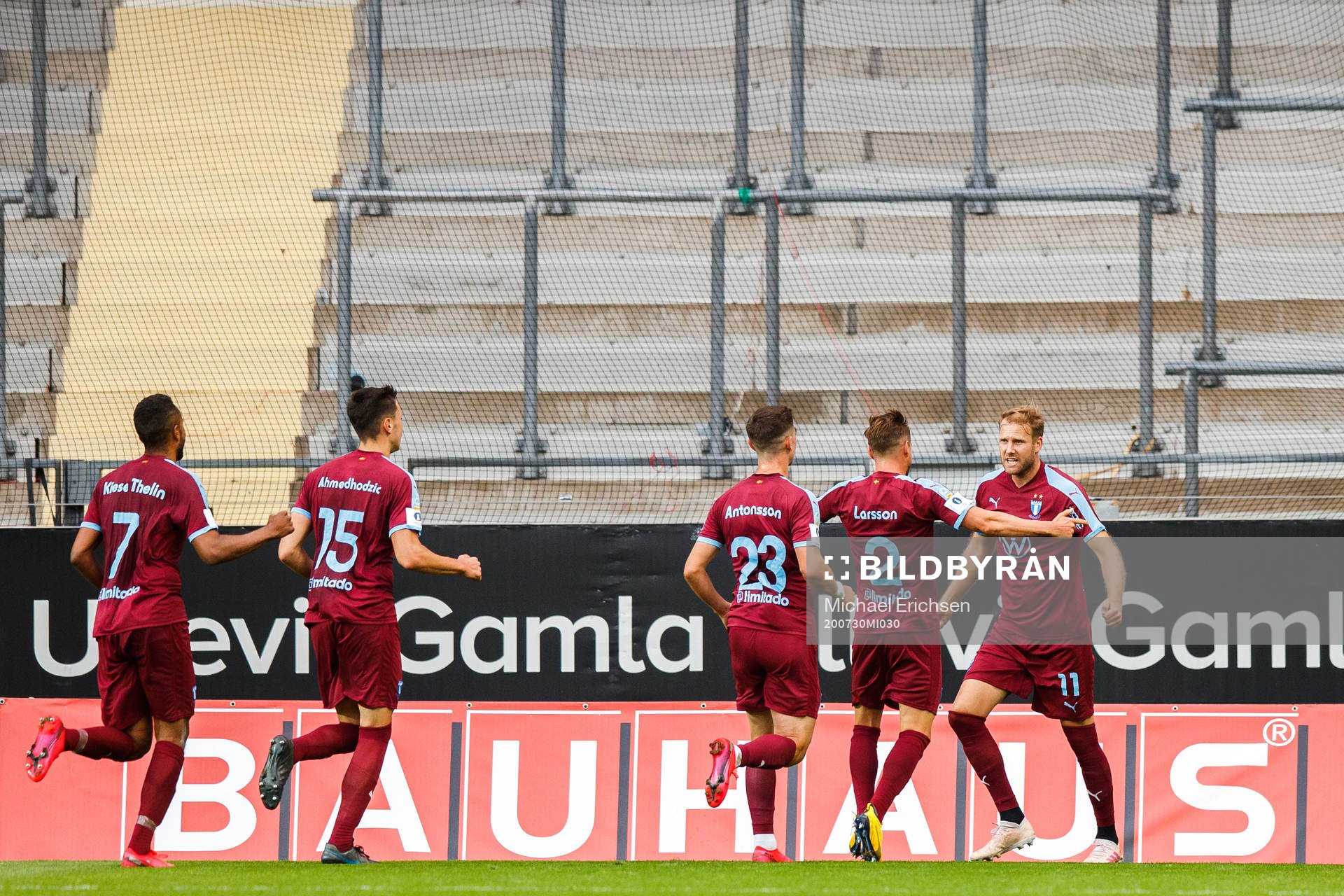 Malmö FFs Ola Toivonen jublar med lagkamratern