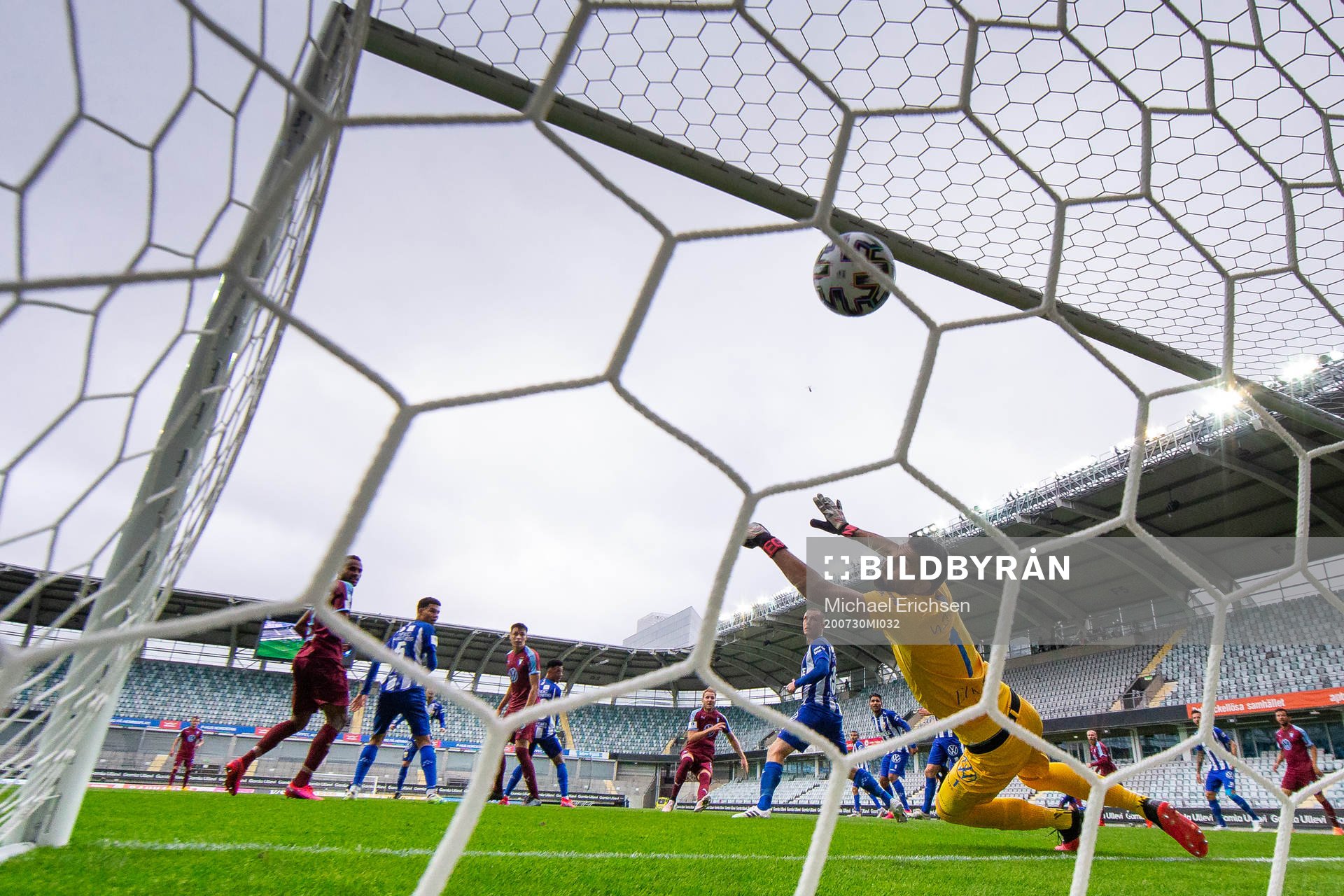 Malmö FFs Ola Toivonen skjuter 0-1 bakom IFK Göteborgs