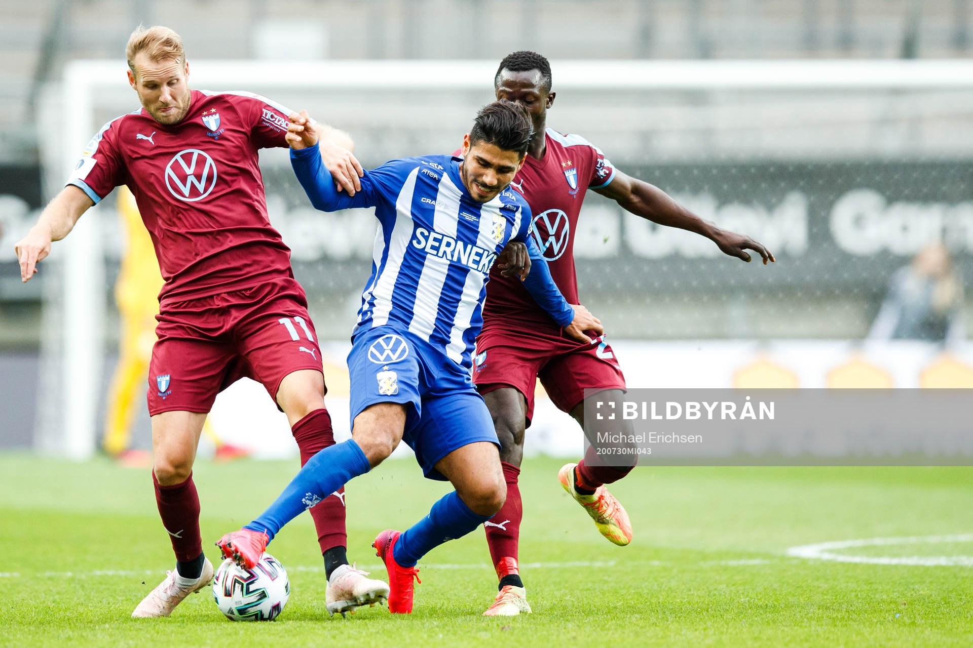 IFK Göteborgs Hosam Aiesh i en kamp mot Malmö FFs Ola