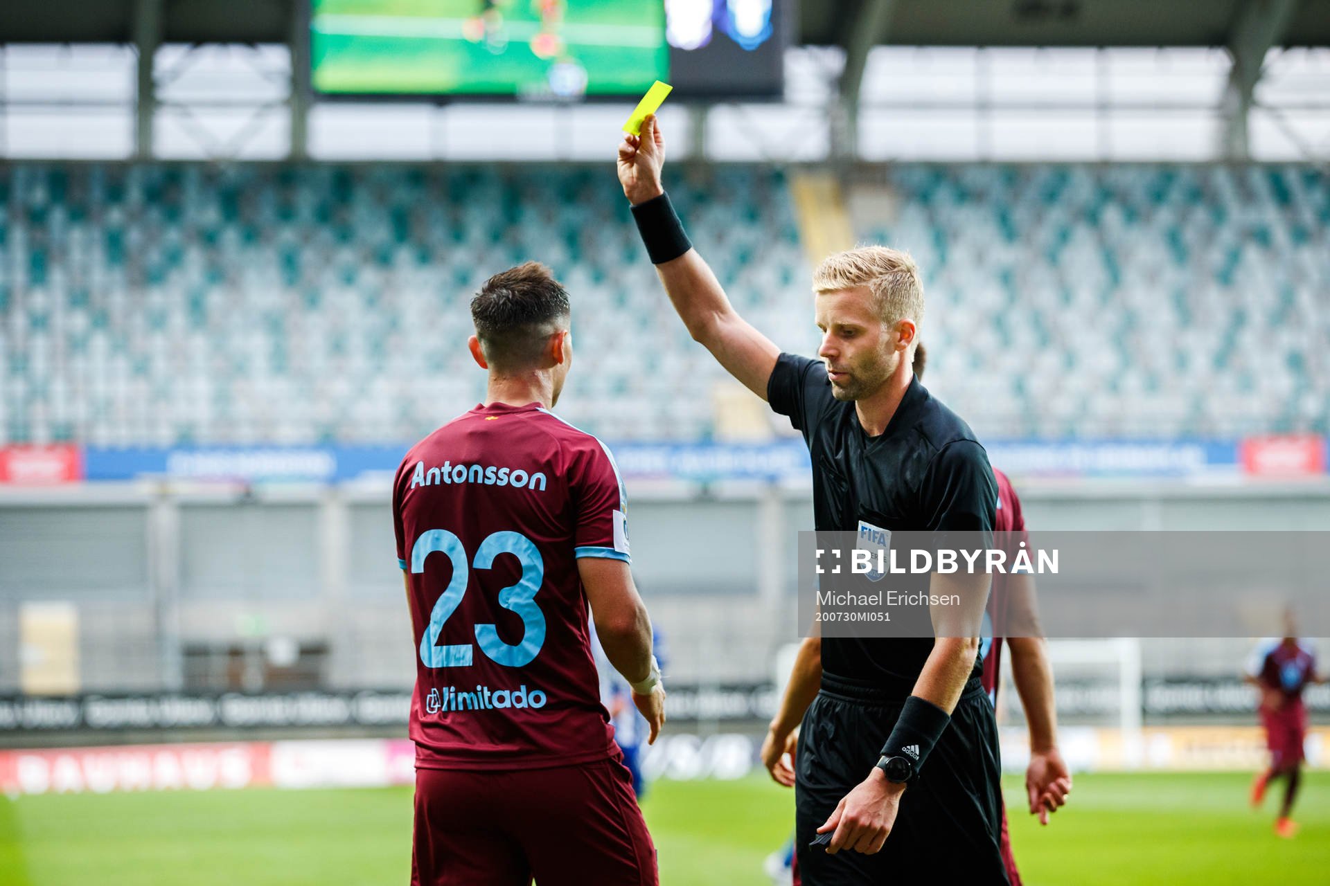 Malmö FFs Marcus Antonsson får en varning av domare Glenn