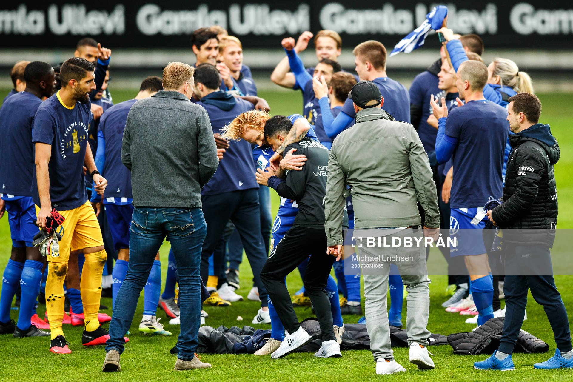 IFK Göteborgs Alexander Farnerud och tränare Poya Asbaghi jublar efter finalen i Svenska Cupen i fotboll mellan IFK Göteborg och Malmö FF den 30 juli 2020 i Göteborg.