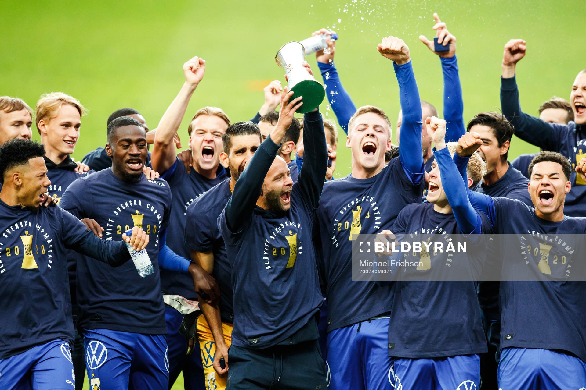 IFK Göteborgs Robin Söder jublar med pokalen