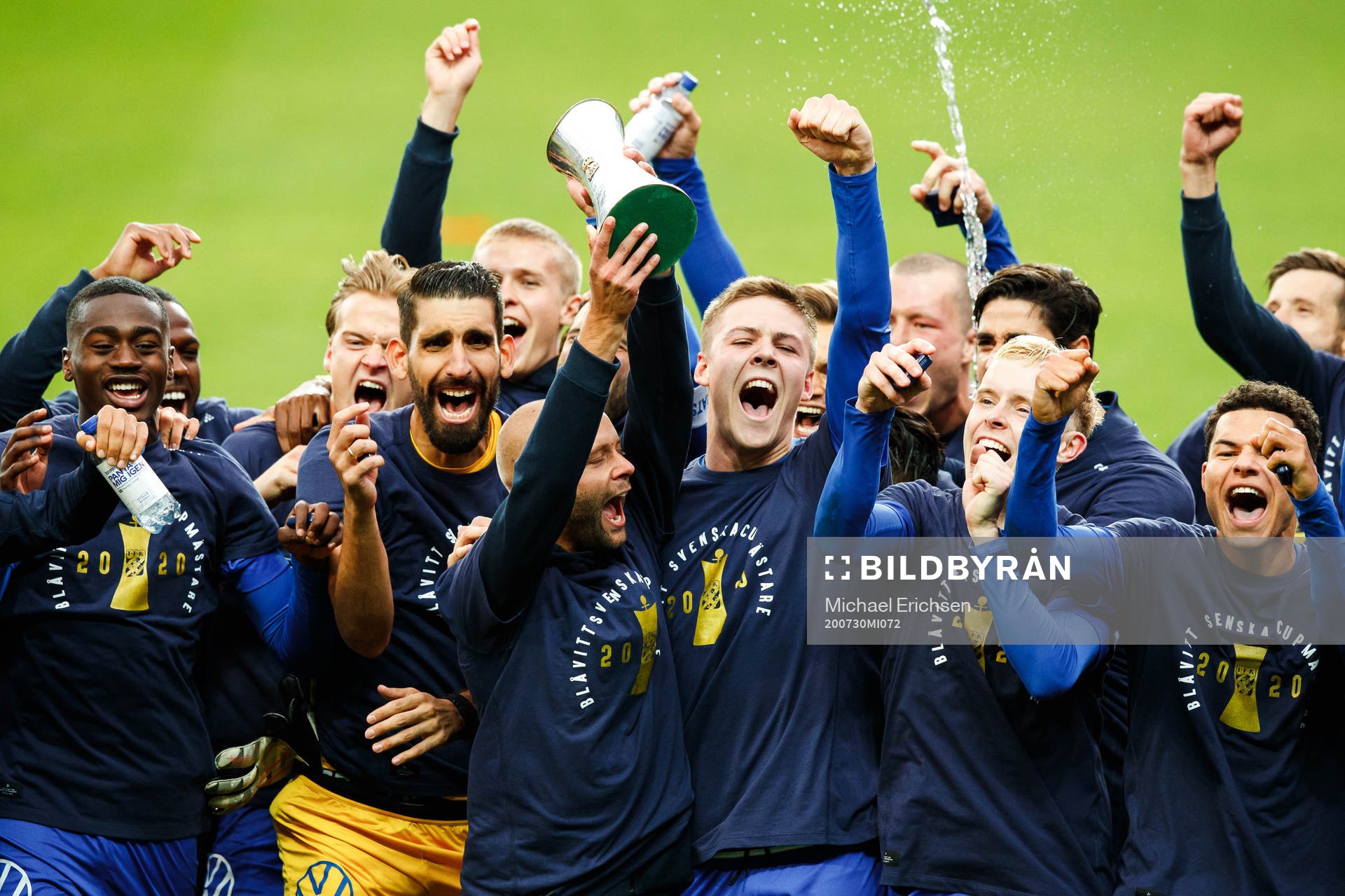 IFK Göteborgs Robin Söder jublar med pokalen efter finalen i Svenska Cupen i fotboll mellan IFK Göteborg och Malmö FF den 30 juli 2020 i Göteborg.