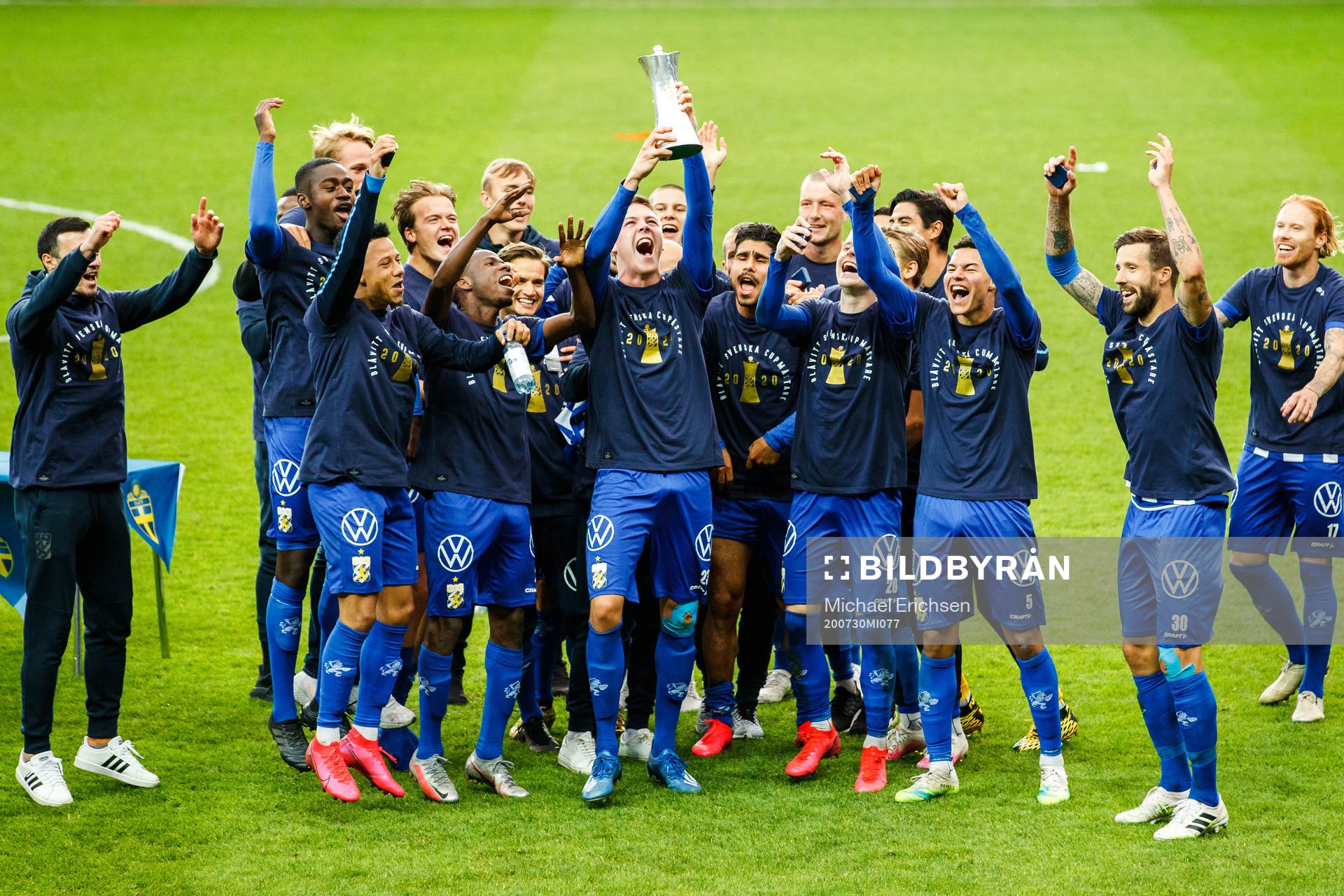 IFK Göteborgs spelare jublar efter pokalen efter finalen i Svenska Cupen i fotboll mellan IFK Göteborg och Malmö FF den 30 juli 2020 i Göteborg.