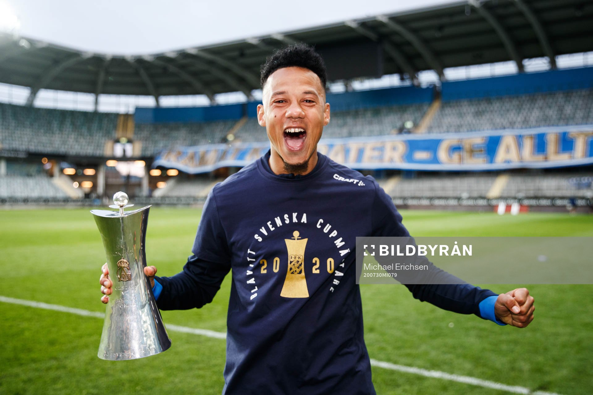IFK Göteborgs Tobias Sana jublar med pokalen