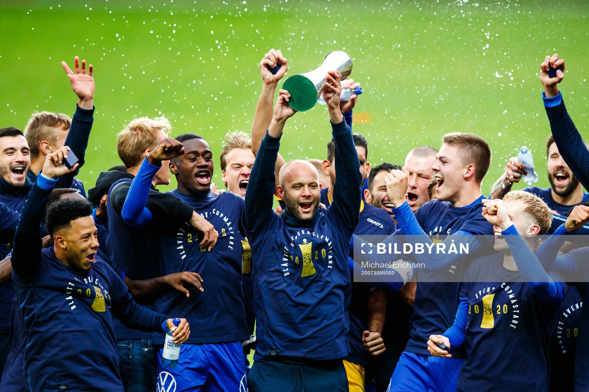 IFK Göteborgs Robin Söder jublar med pokalen efter finalen i Svenska Cupen i fotboll mellan IFK Göteborg och Malmö FF den 30 juli 2020 i Göteborg.