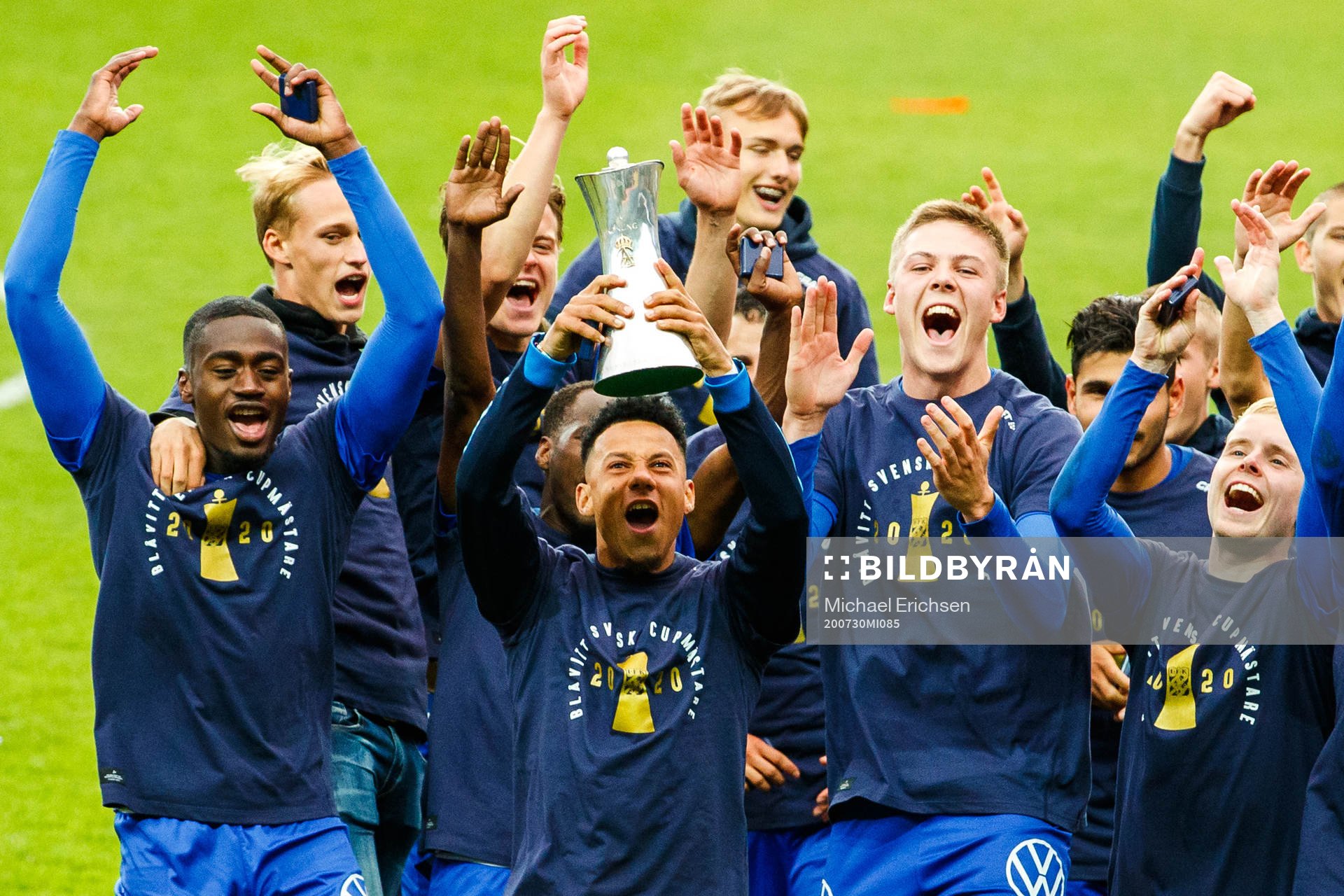 IFK Göteborgs Tobias Sana jublar med pokalen