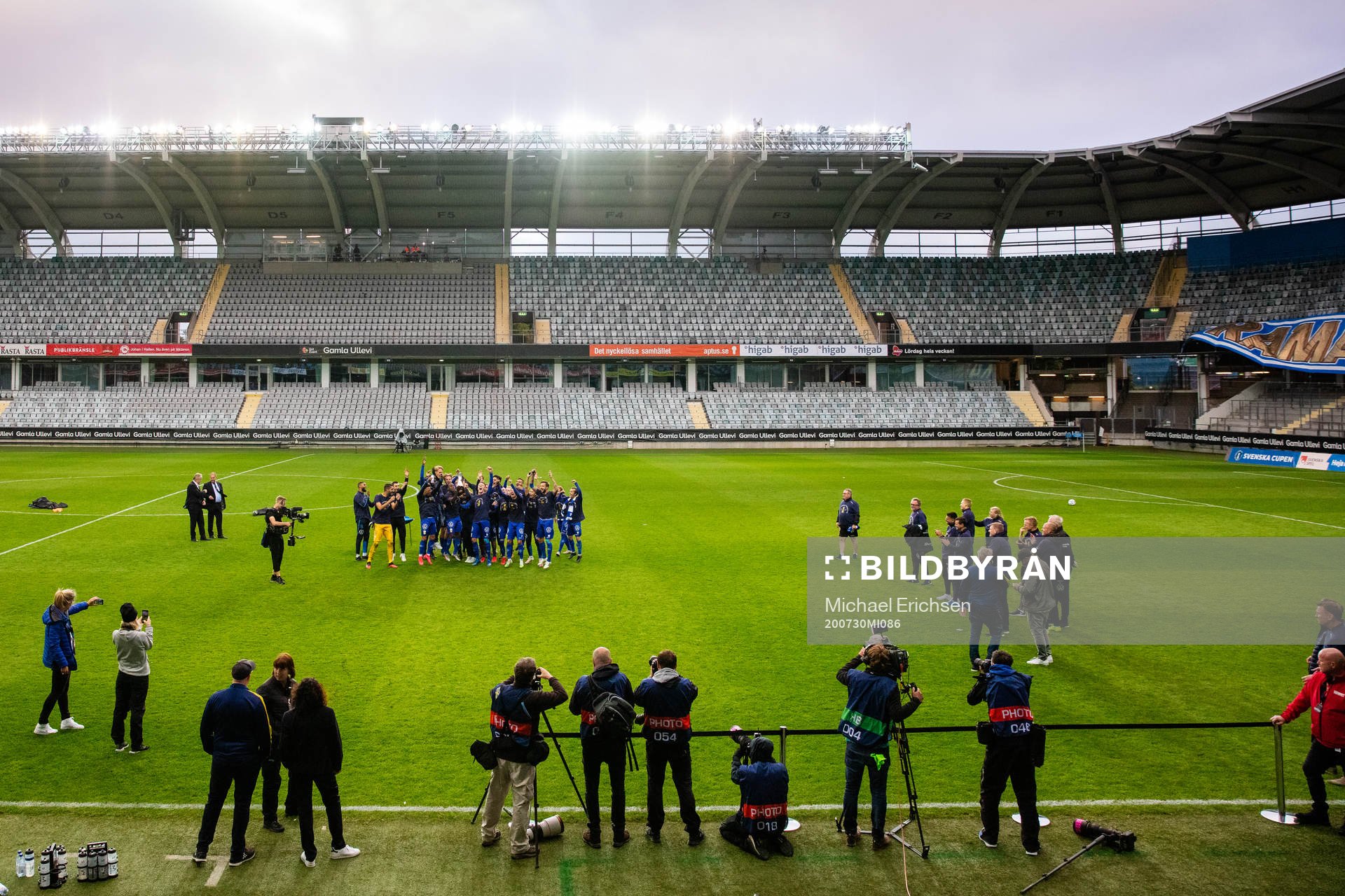 IFK Göteborg firar med pokalen inför tomma läktare efter vinst med 2-1 i finalen i Svenska Cupen i fotboll mellan IFK Göteborg och Malmö FF den 30 juli 2020 i Göteborg.