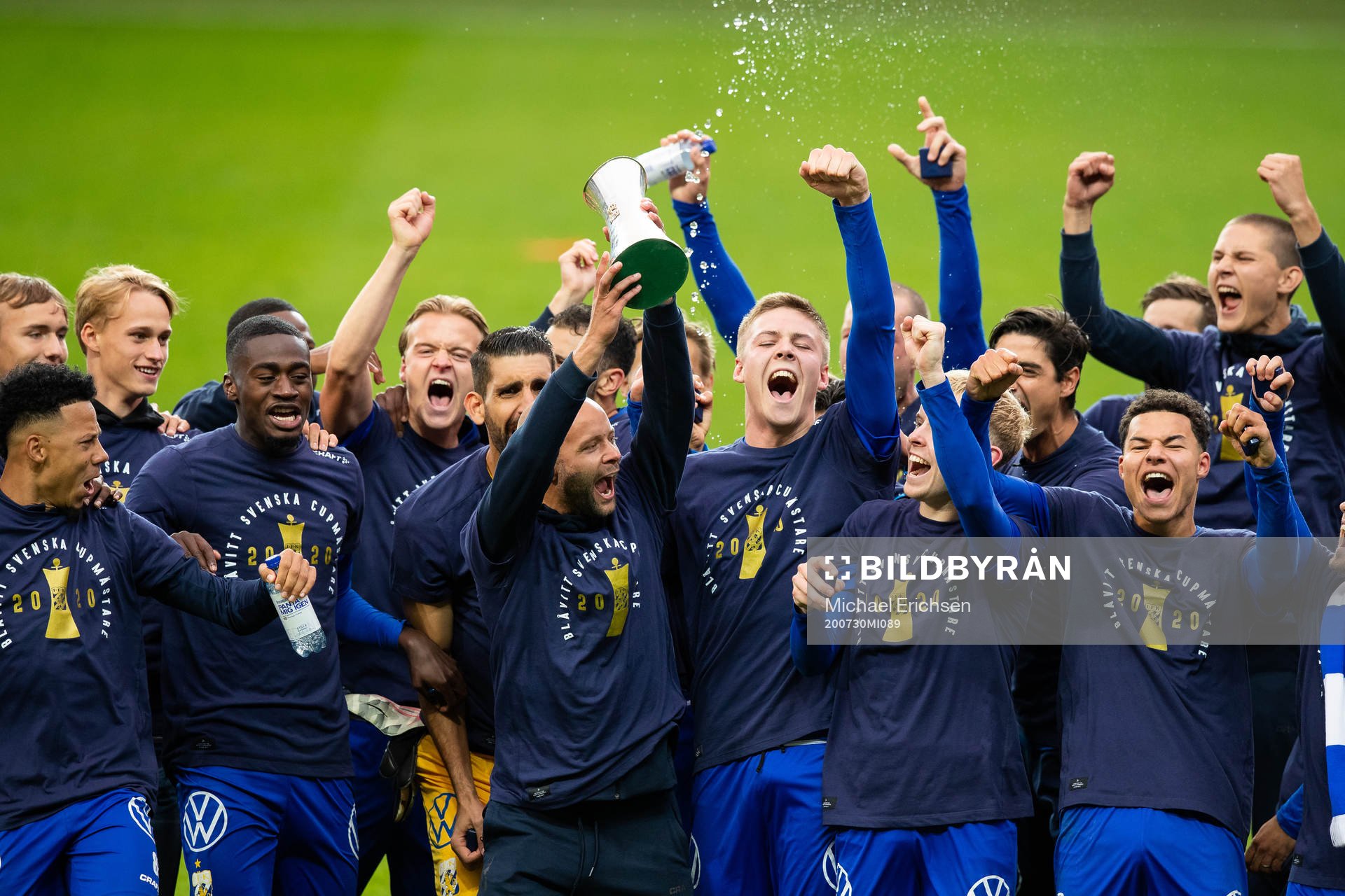 IFK Göteborgs Robin Söder lyfter pokalen