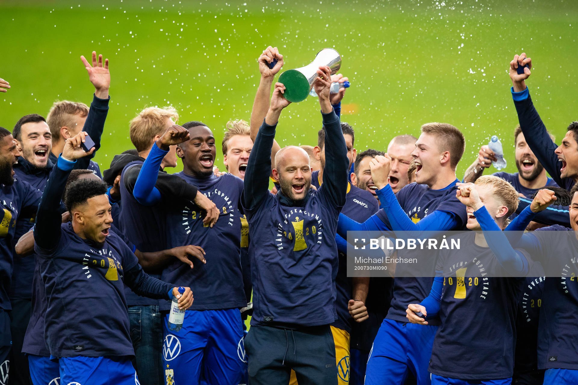 IFK Göteborgs Robin Söder lyfter pokalen