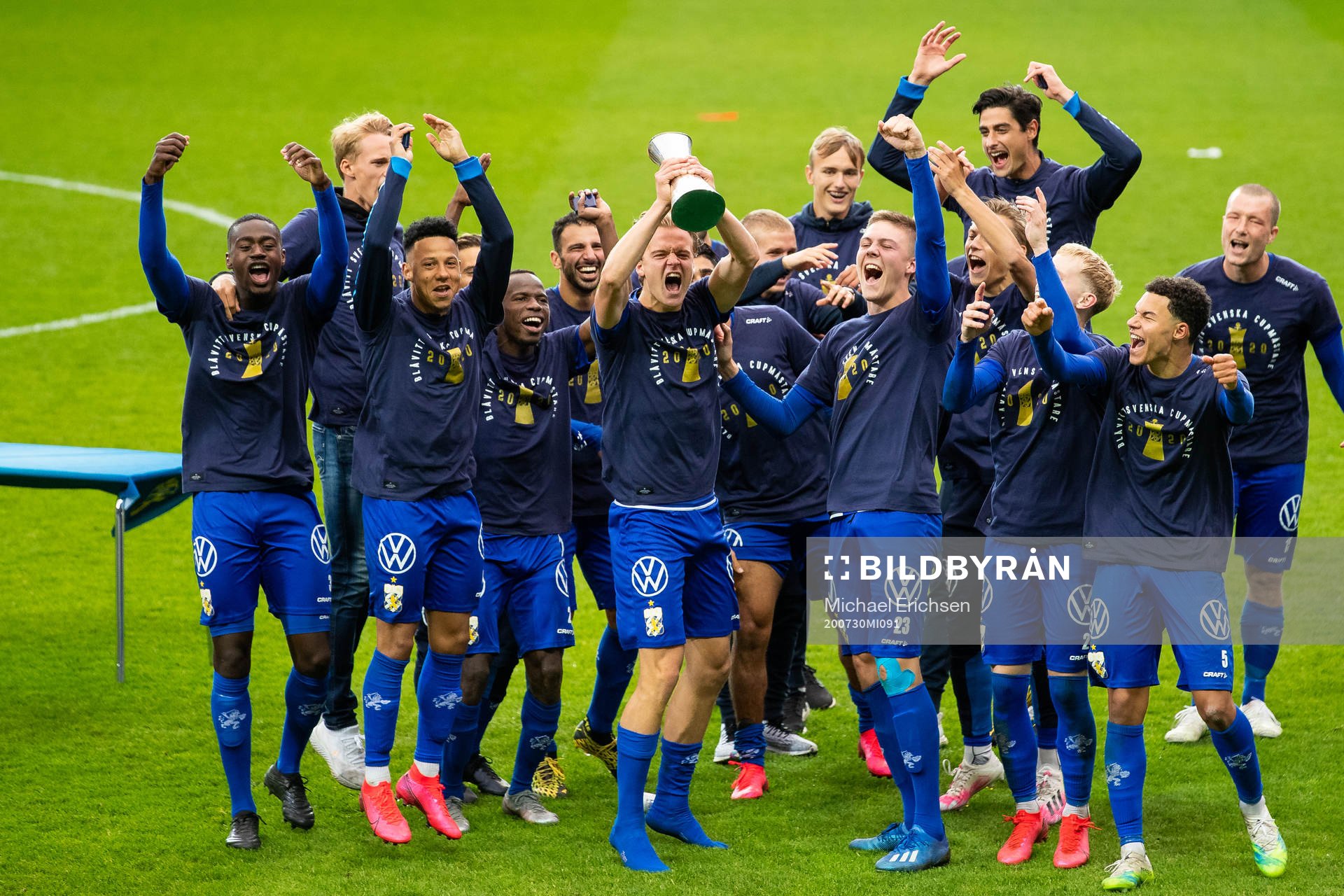 IFK Göteborgs August Erlingmark  lyfter pokalen
