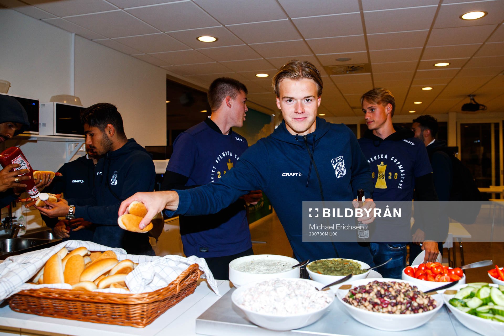 IFK Göteborgs August Erlingmark under guldfirandet efter finalen i Svenska Cupen mellan IFK Göteborg och Malmö FF den 30 juli 2020 i Göteborg