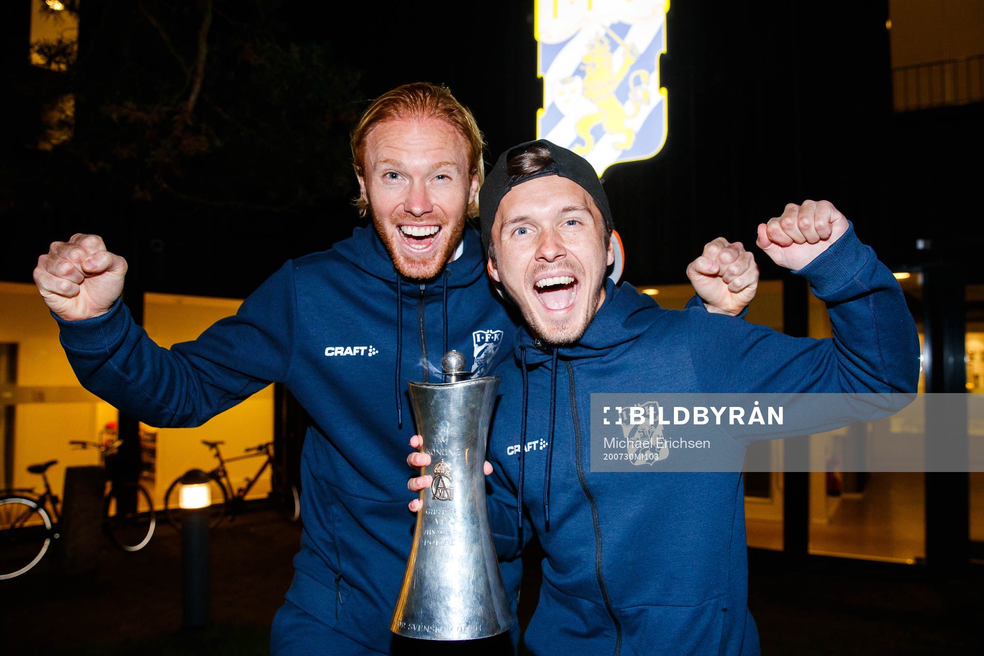 IFK Göteborgs Alexander Farnerud och Patrik Karlsson Lagemyr jublar med pokalen under guldfirandet efter finalen i Svenska Cupen mellan IFK Göteborg och Malmö FF den 30 juli 2020 i Göteborg