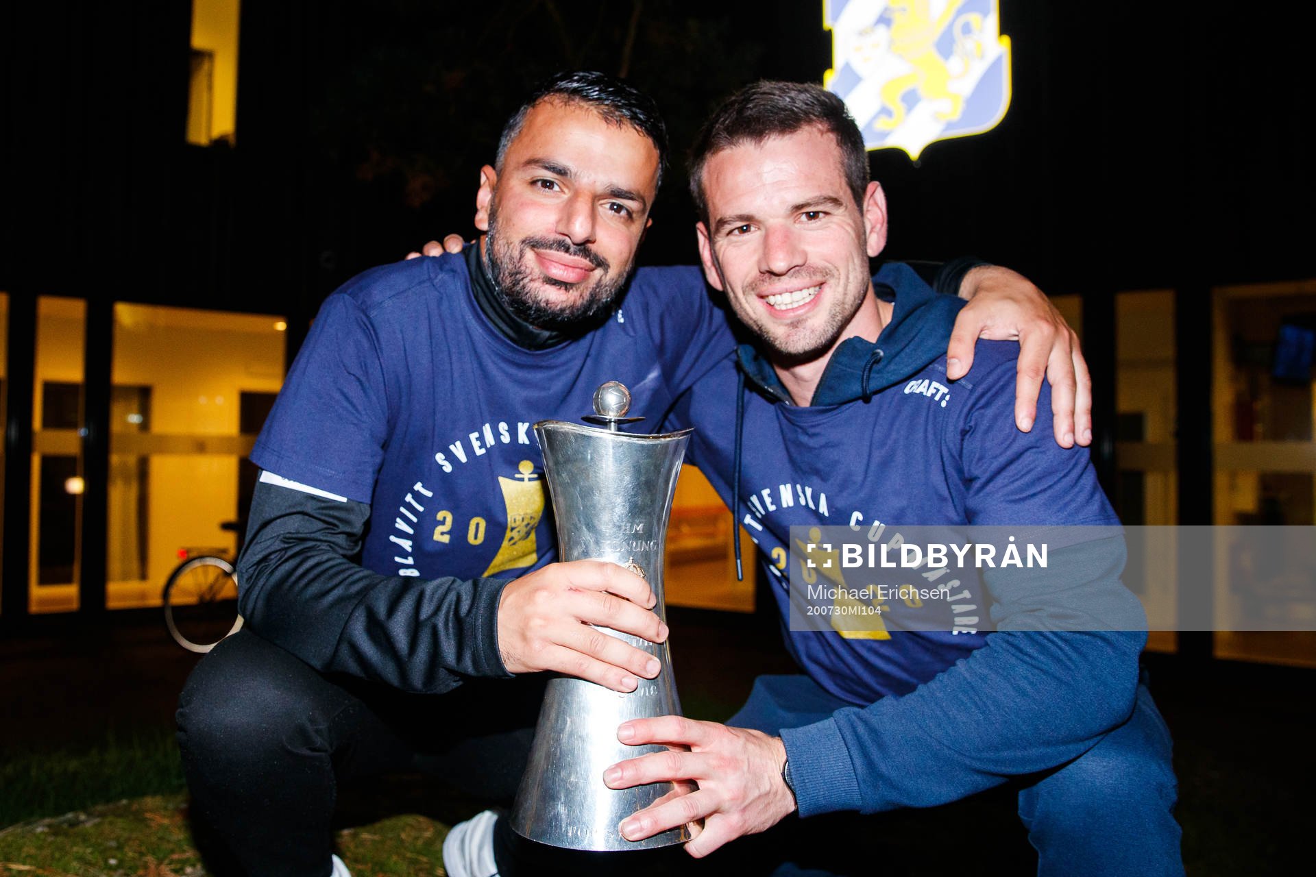 IFK Göteborgs tränare Poya Asbaghi och assisterande tränare Ferran Sibila poserar för porträtt med pokalen under guldfirandet efter finalen i Svenska Cupen mellan IFK Göteborg och Malmö FF den 30 juli 2020 i Göteborg