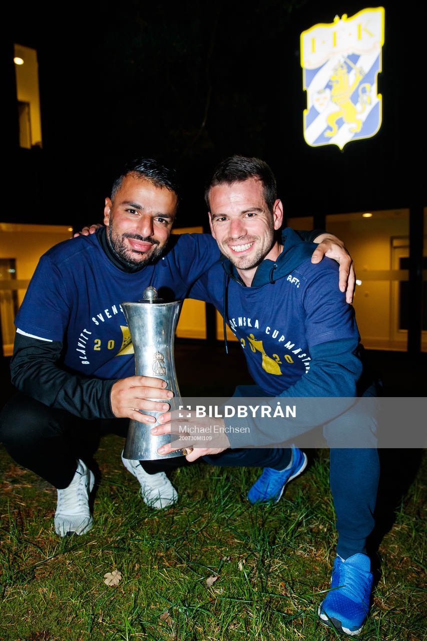 IFK Göteborgs tränare Poya Asbaghi och assisterande tränare Ferran Sibila poserar för porträtt med pokalen under guldfirandet efter finalen i Svenska Cupen mellan IFK Göteborg och Malmö FF den 30 juli 2020 i Göteborg