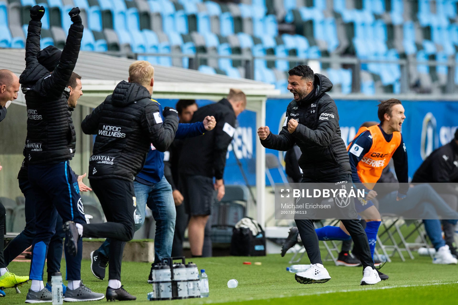 IFK Göteborgs tränare Poya Asbaghi jublar på slutsignalen av finalen i Svenska Cupen i fotboll mellan IFK Göteborg och Malmö FF den 30 juli 2020 i Göteborg.