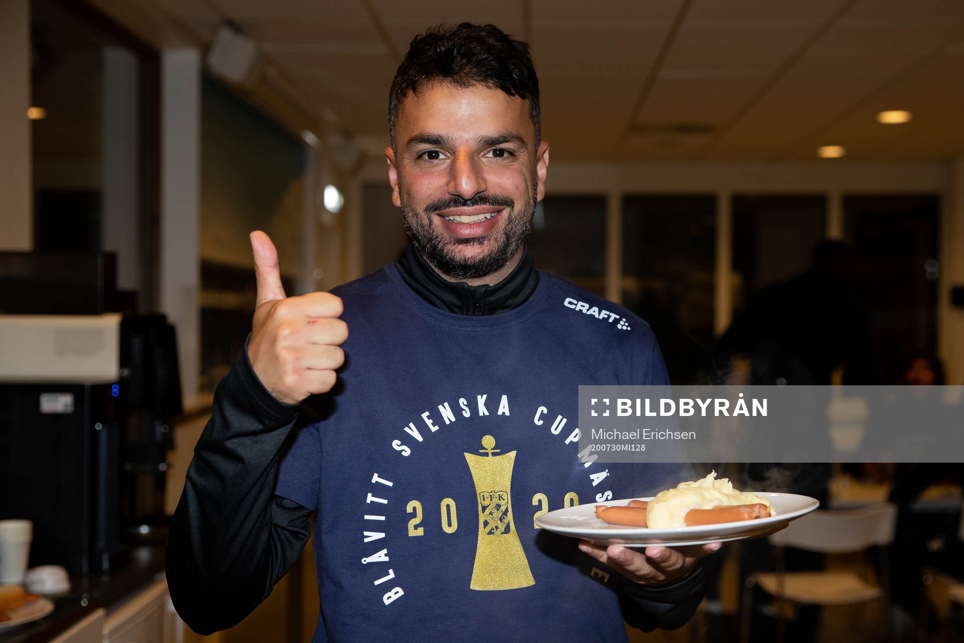 IFK Göteborgs tränare Poya Asbaghi under guldfirandet efter finalen i Svenska Cupen mellan IFK Göteborg och Malmö FF den 30 juli 2020 i Göteborg