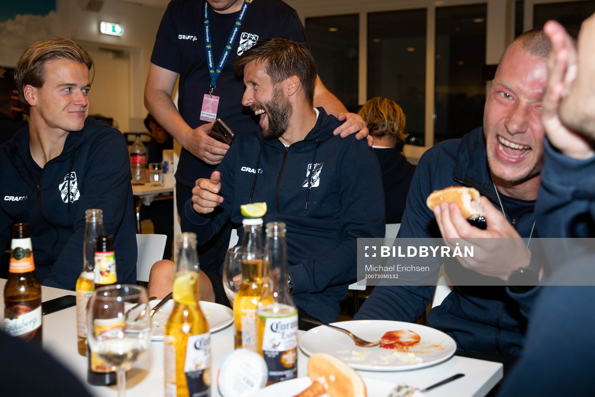 IFK Göteborgs August Erlingmark, Mattias Bjärsmyr och Jakob Johansson under guldfirandet efter finalen i Svenska Cupen mellan IFK Göteborg och Malmö FF den 30 juli 2020 i Göteborg