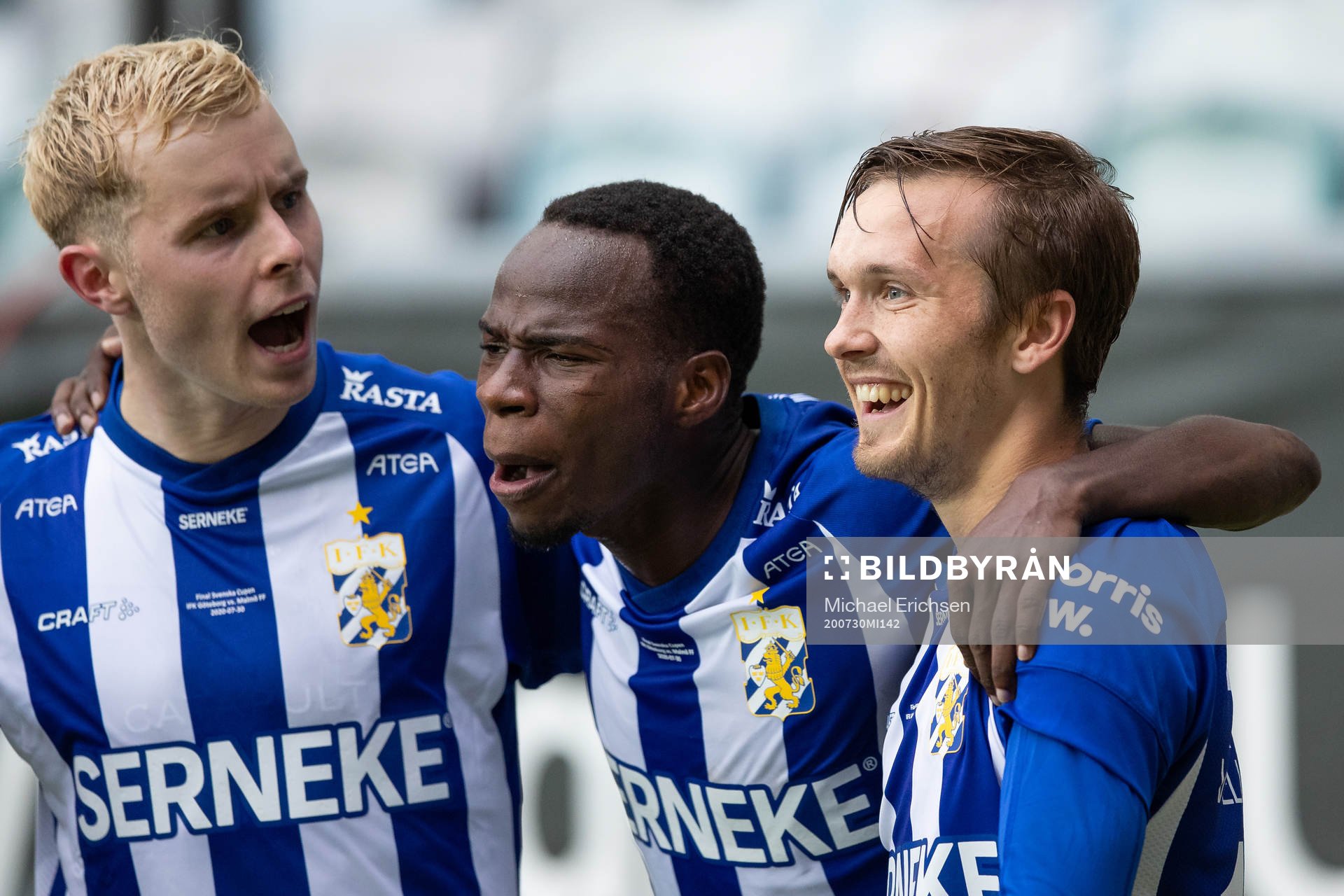 IFK Göteborgs Patrik Karlsson Lagemyr jublar med lagkamraterna Victor Wernersson och Alhassan Yusuf Abdullahi efter att ha kvitterat till 1-1 under finalen i Svenska Cupen i fotboll mellan IFK Göteborg och Malmö FF den 30 juli 2020 i Göteborg.